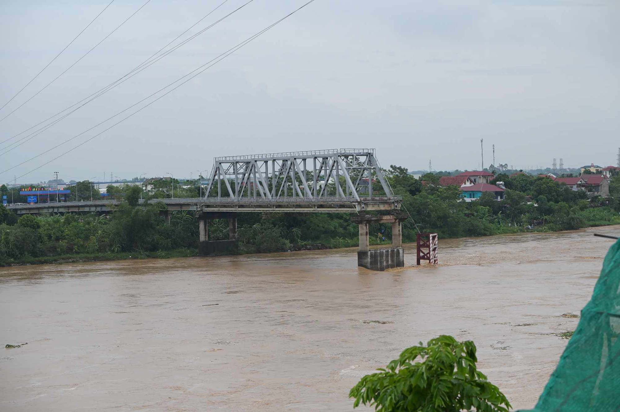 A span is left after two main spans of the Phong Chau Bridge collapses in Phu Tho Province, northern Vietnam, September 9, 2024. Photo: Tran Quy / Tuoi Tre