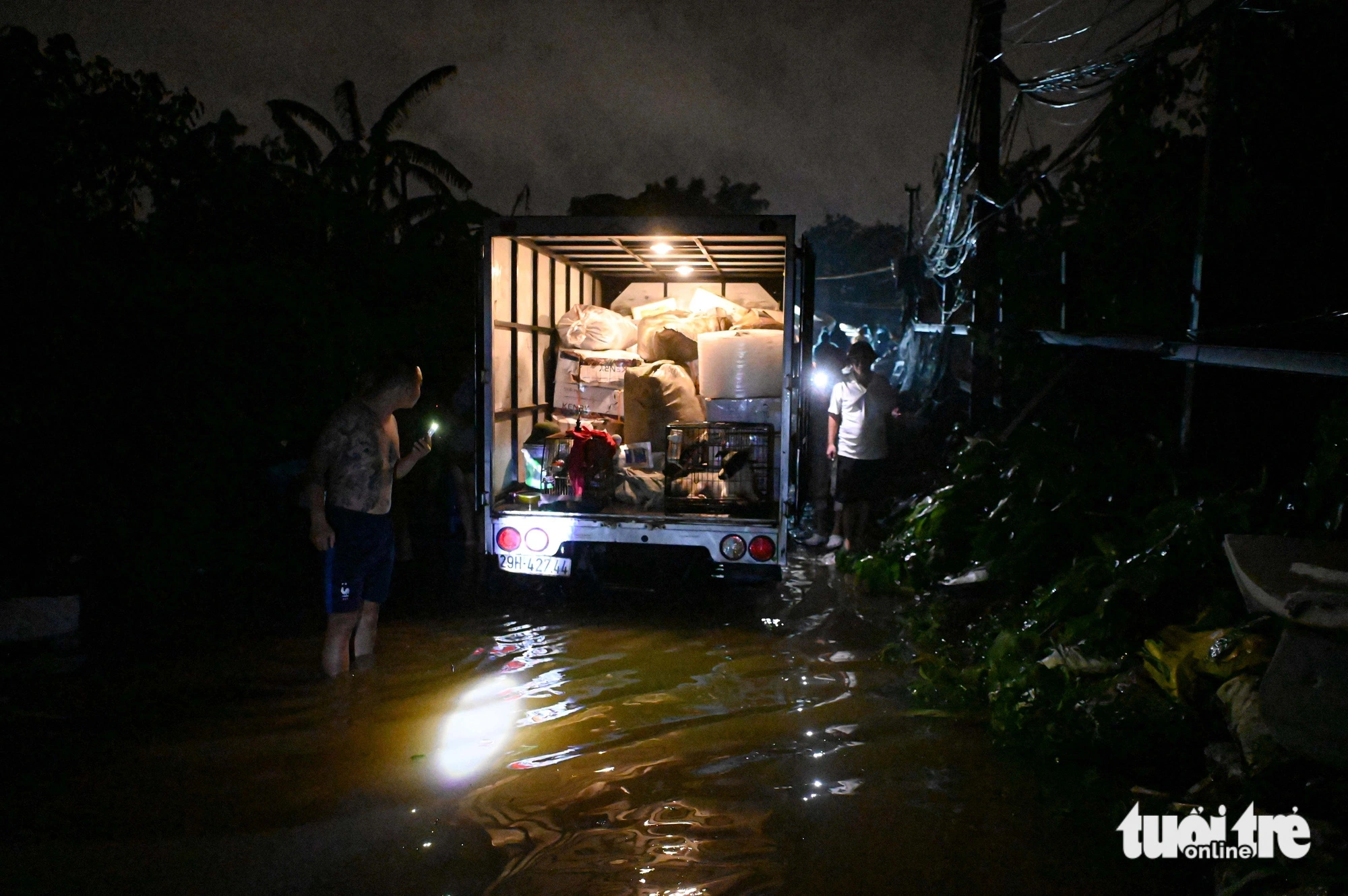 A family hired a truck and loaded assets onto it. Photo: Hong Quang / Tuoi Tre