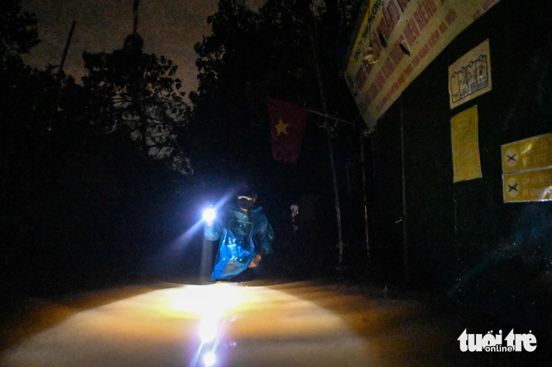 A person wades through a road that is submerged in 50-60 centimeters of water in Hanoi. Photo: Hong Quang / Tuoi Tre