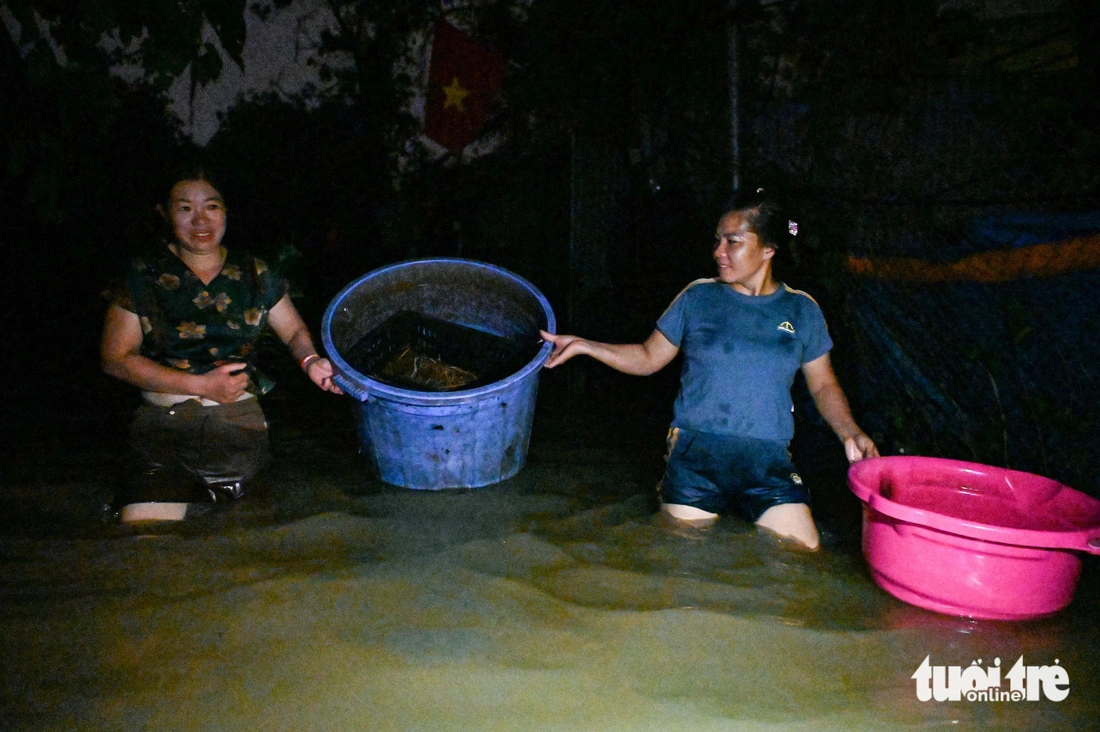 People bring mainly essentials serving their lives. Photo: Hong Quang / Tuoi Tre