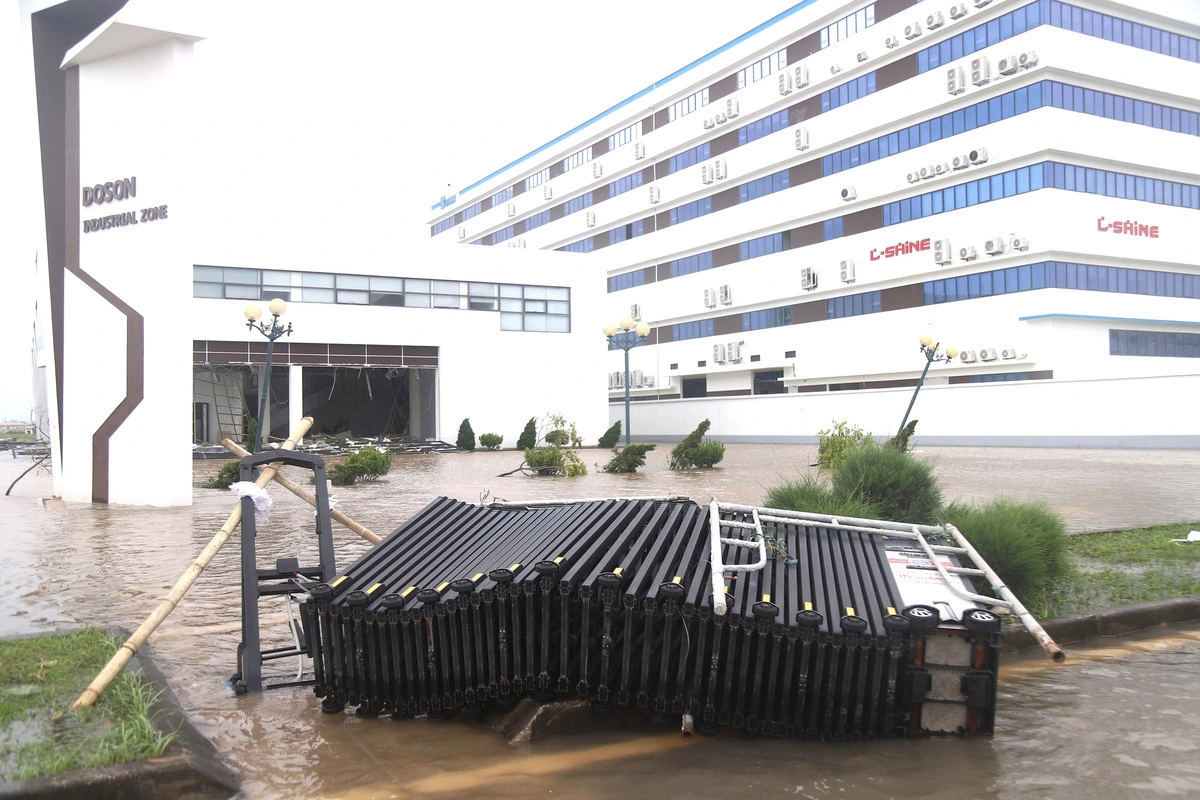 A factory of Doson Company is flooded in Hai Phong City. Photo: Danh Trong / Tuoi Tre