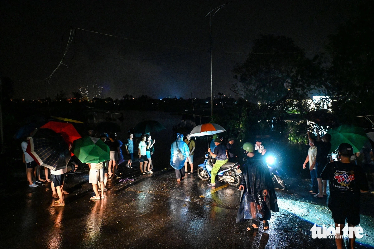 Residents living along the Red River move their assets out of the flooded areas until early September 10, 2024. Photo: Hong Quang / Tuoi Tre