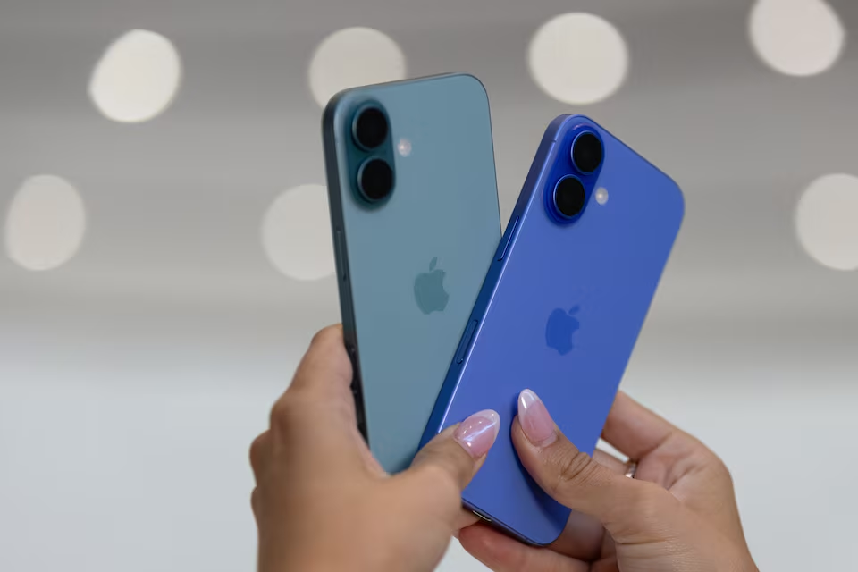 An attendee holds two iPhones 16 as Apple holds an event at the Steve Jobs Theater on its campus in Cupertino, California, U.S. September 9, 2024. Photo: Reuters