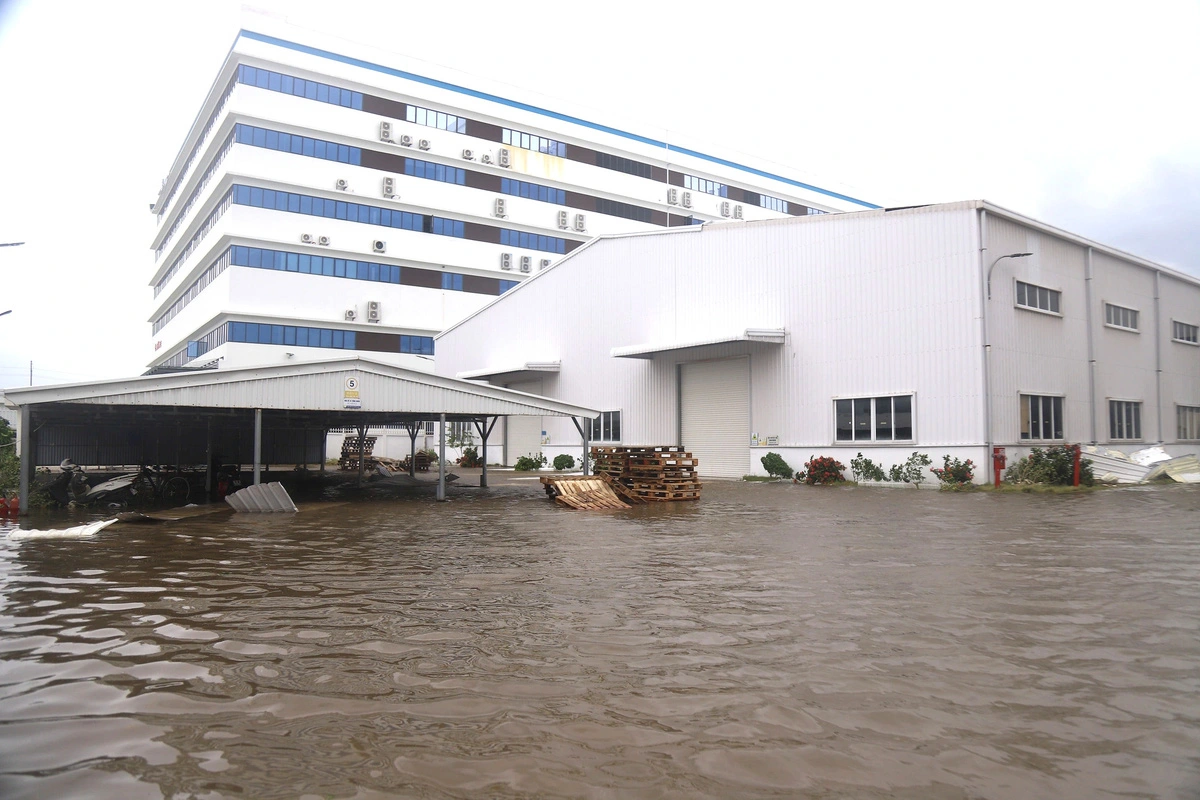 Many factories in the Do Son Industrial Park in Hai Phong City remain flooded. Photo: B.Ngoc / Tuoi Tre