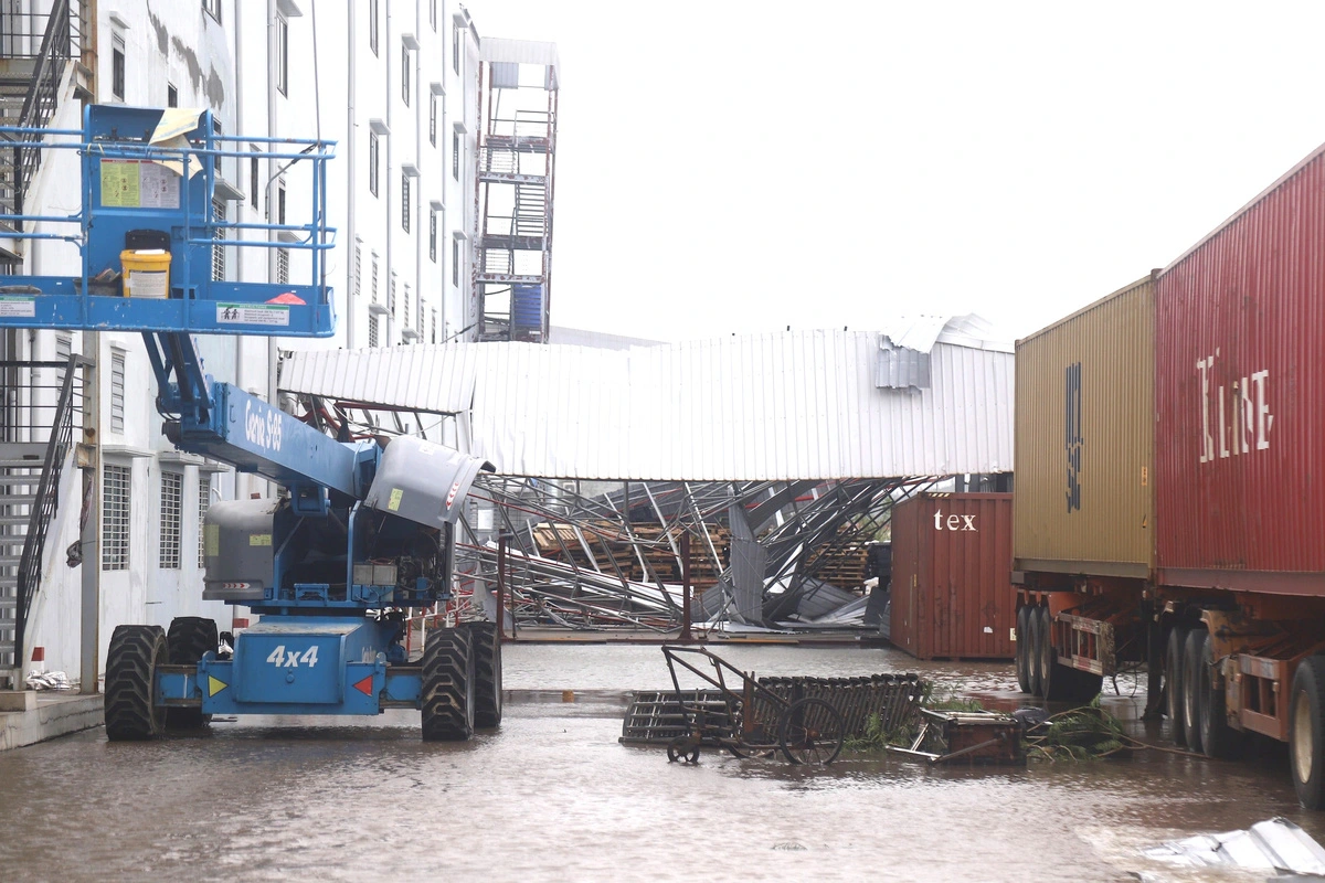 A factory in Hai Phong City collapses after being hit by typhoon Yagi. Photo: Danh Trong / Tuoi Tre