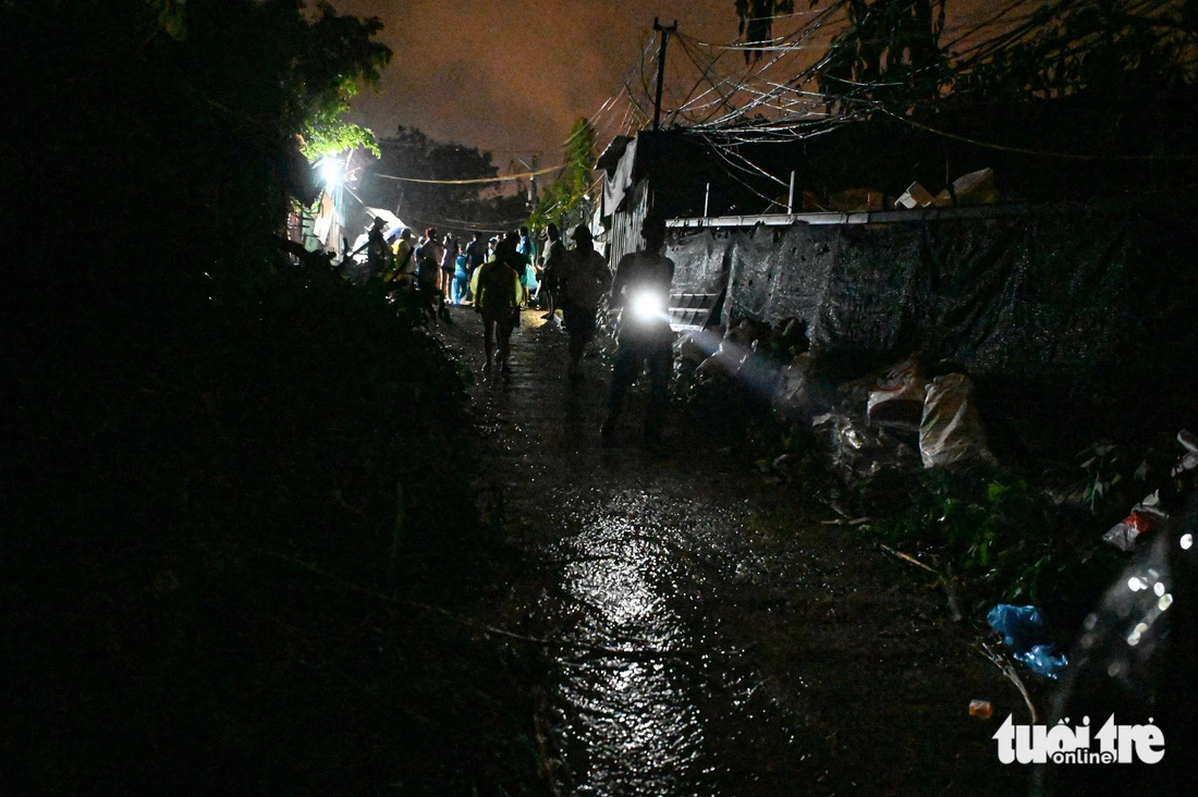 People in Ba Dinh, Tay Ho, and Hoan Kiem Districts in Hanoi urged each other to move to safety at midnight on September 9, 2024. Photo: Hong Quang / Tuoi Tre