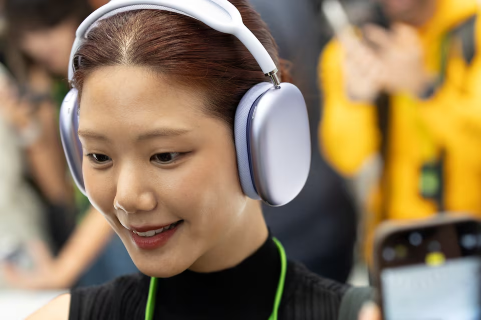 An attendee tries the new AirPods Max as Apple holds an event at the Steve Jobs Theater on its campus in Cupertino, California, U.S. September 9, 2024. Photo: Reuters