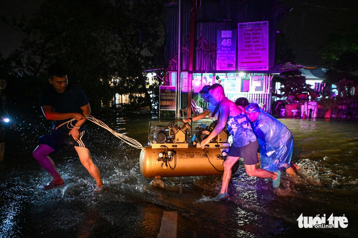 Vehicles and machines are moved to other places. Photo: Hong Quang / Tuoi Tre