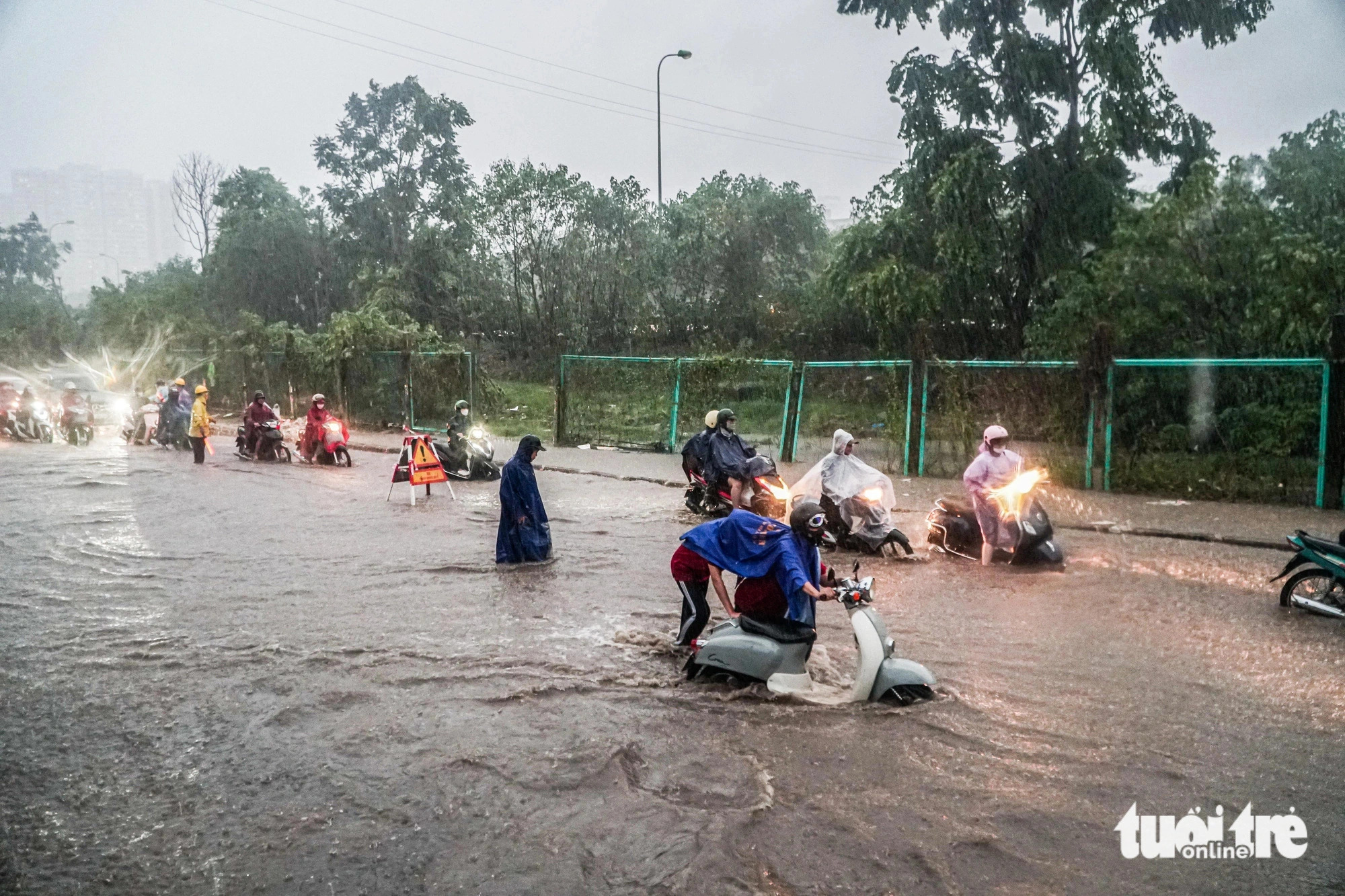 Heavy rain triggers traffic chaos in Hanoi