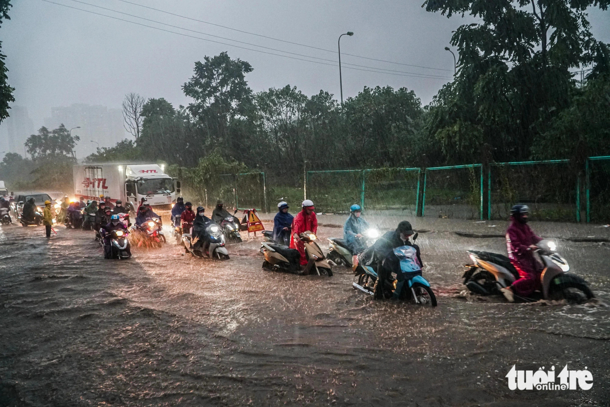 Further heavy rainfall was expected to lash Hanoi through the night of September 9, 2024. Photo: Pham Tuan / Tuoi Tre