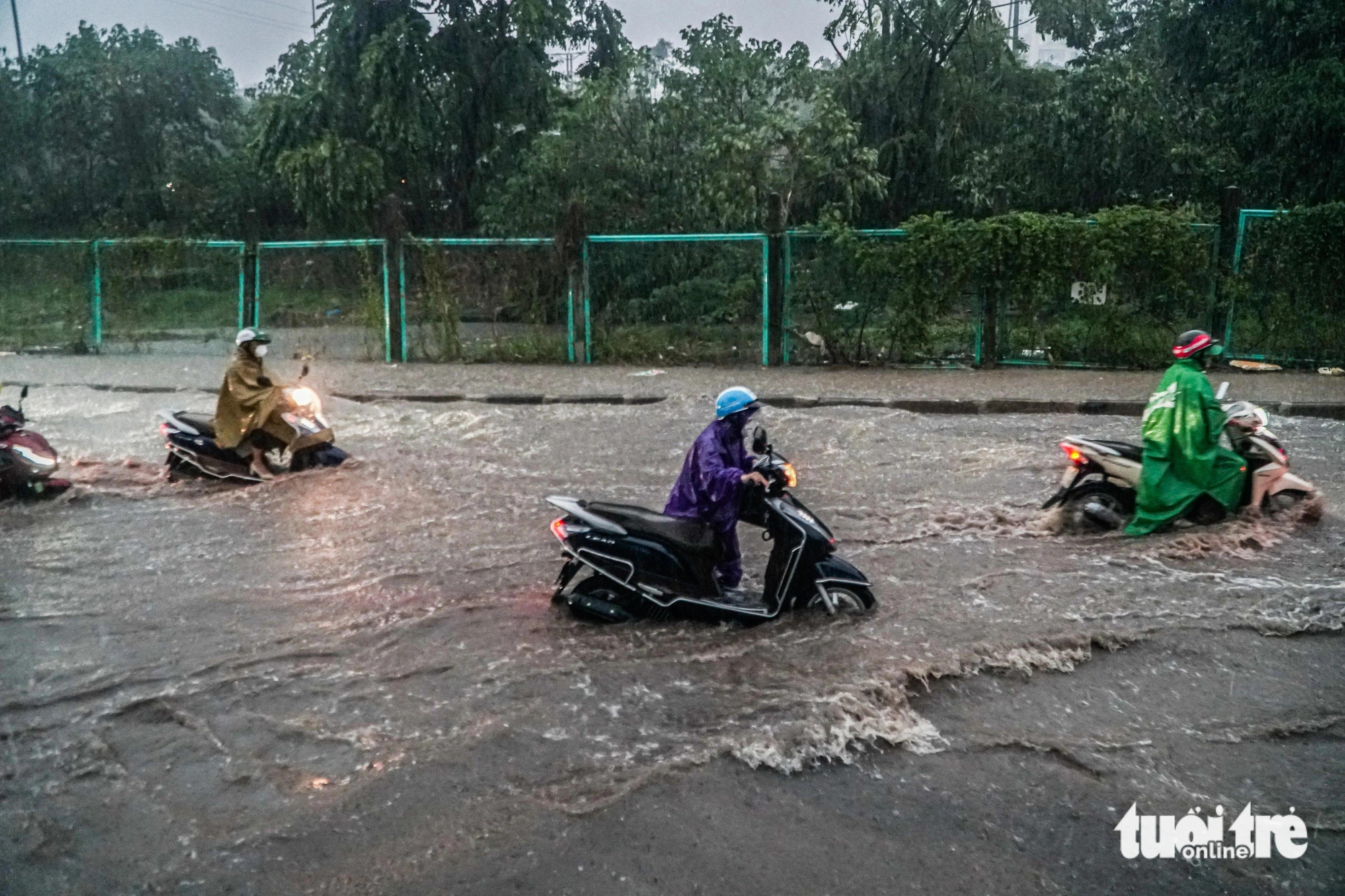 Some residents elaborated that Thang Long Boulevard is a flooding hotspot. Photo: Pham Tuan / Tuoi Tre