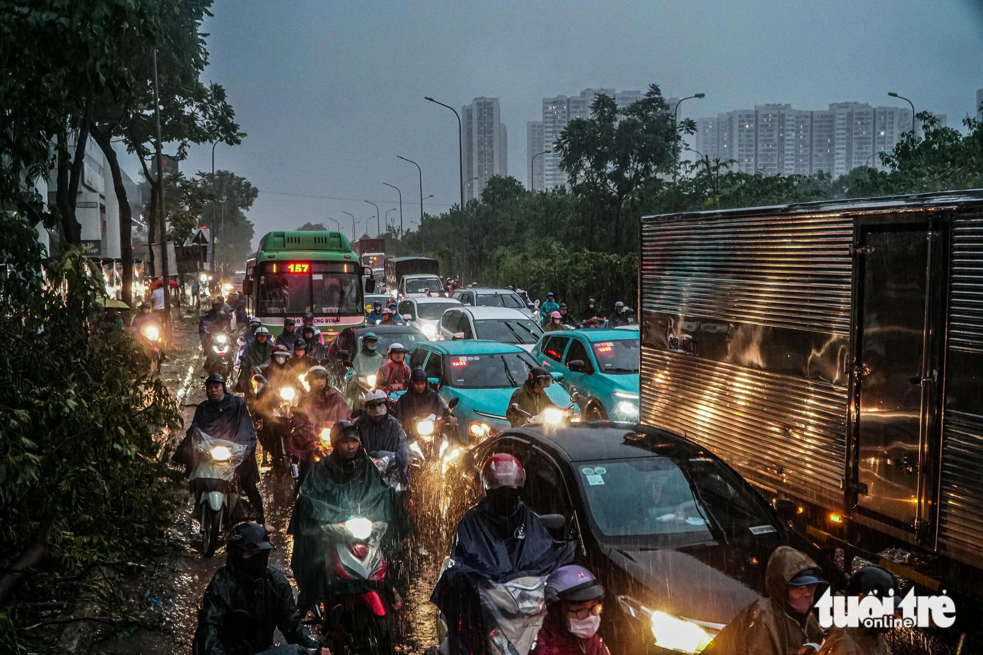 Traffic paralyzed for a dozen kilometers along Thang Long Boulevard in Hanoi due to heavy rainfall, September 9, 2024. Photo: Pham Tuan / Tuoi Tre