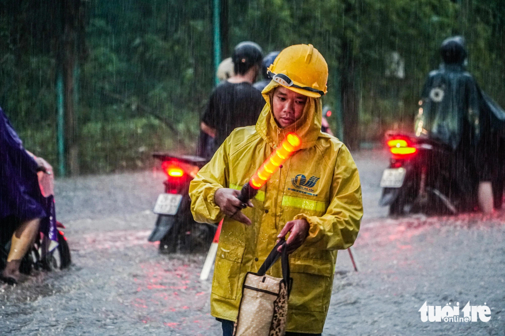 A Hanoi Sewerage And Drainage Company employee handles a flooded spot in Hanoi, September 9, 2024. Photo: Pham Tuan / Tuoi Tre