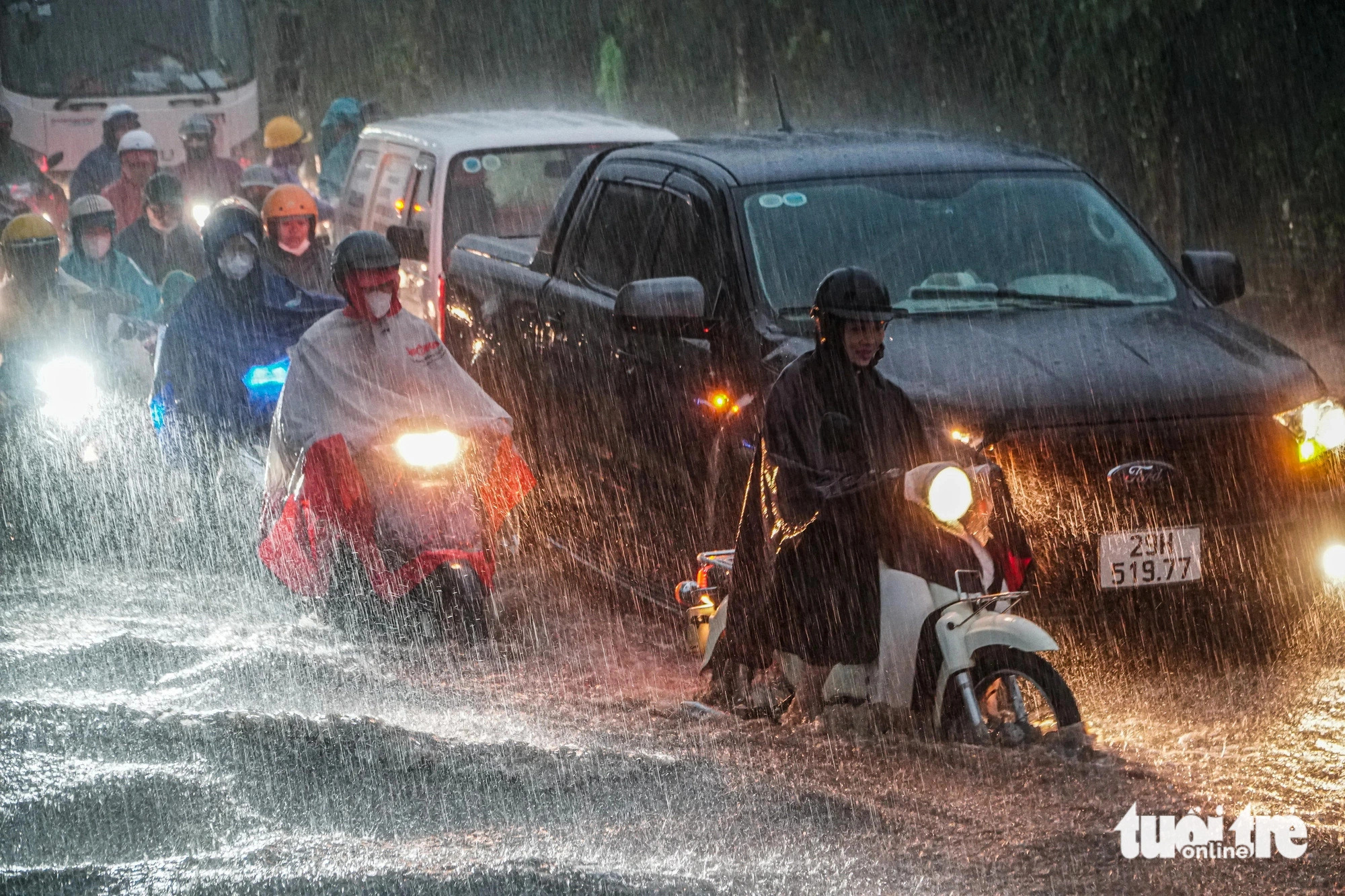 Heavy rainfall swamped many streets in Hanoi, September 9, 2024. Photo: Pham Tuan / Tuoi Tre