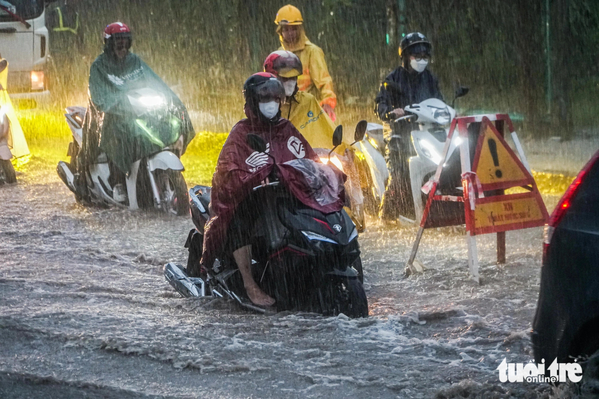 Heavy rainfall swamped many streets in Hanoi, September 9, 2024. Photo: Pham Tuan / Tuoi Tre