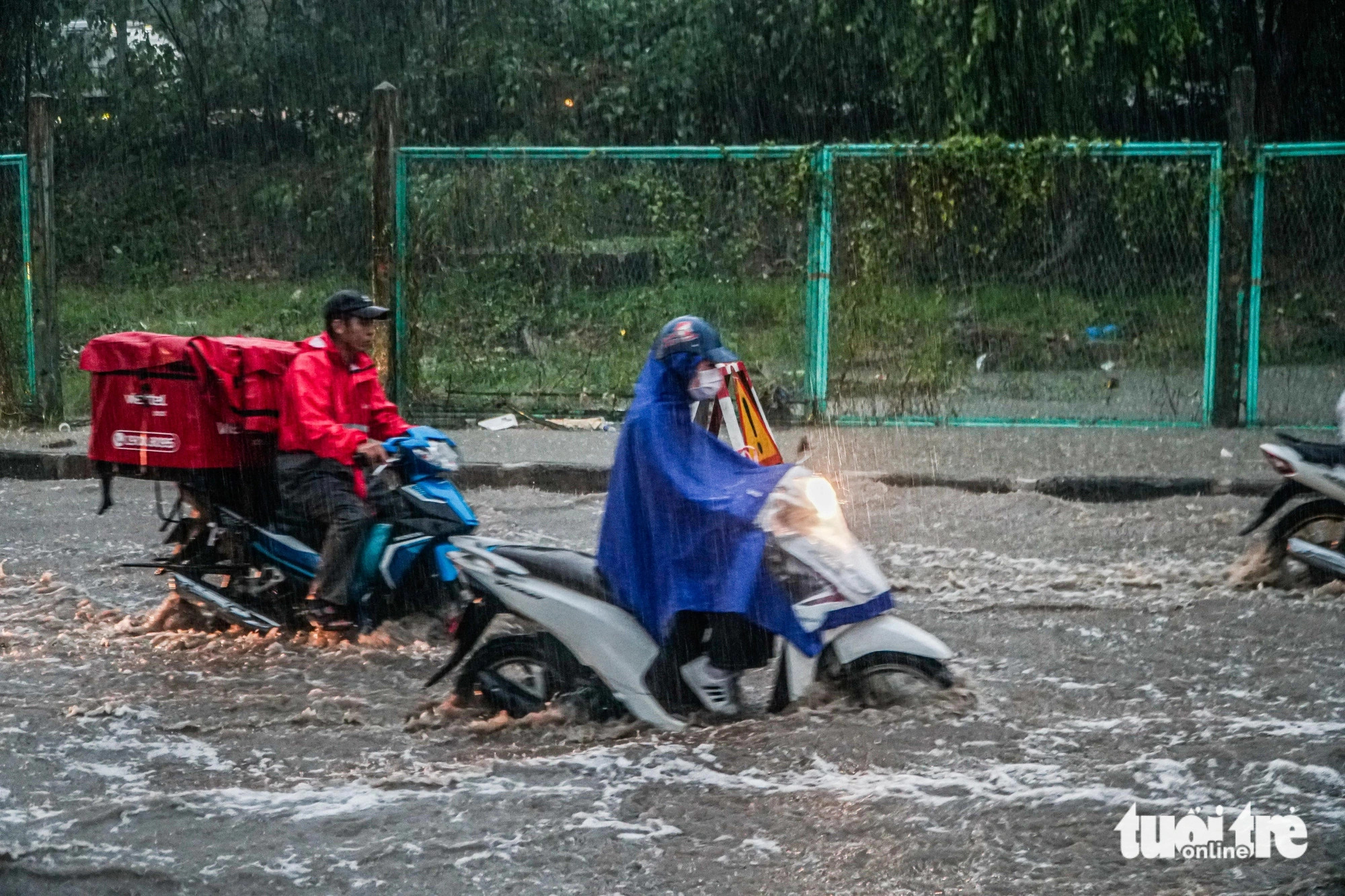 Heavy rainfall swamped many streets in Hanoi, September 9, 2024. Photo: Pham Tuan / Tuoi Tre