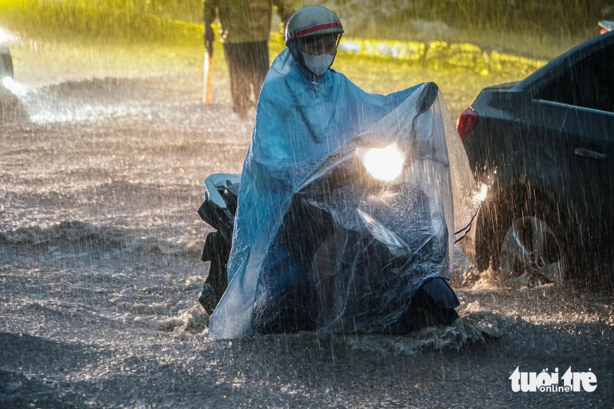 Plenty of road users felt frustrated after being stuck on flooded streets amid heavy rain in Hanoi, September 9, 2024. Photo: Pham Tuan / Tuoi Tre