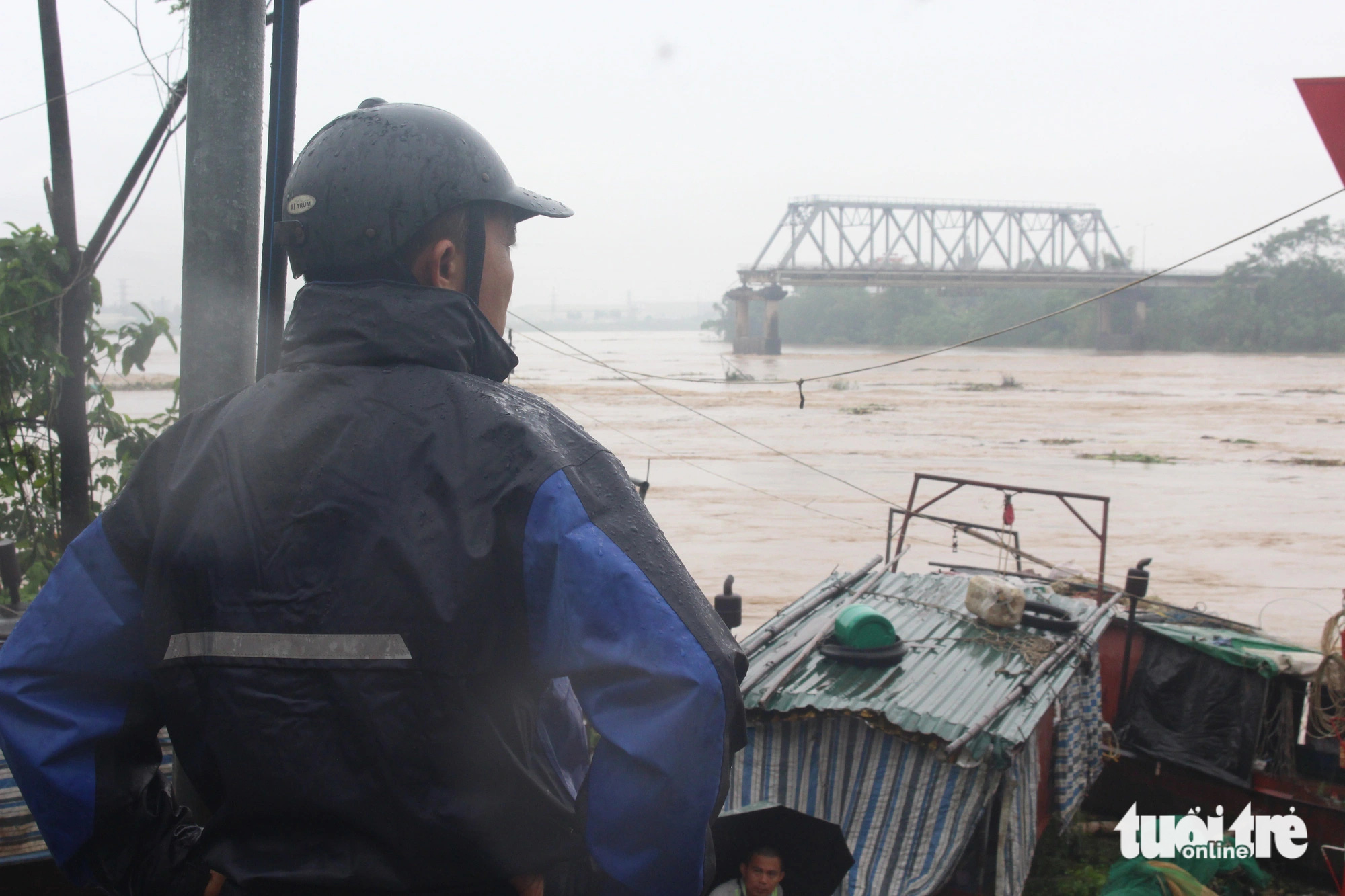 Flooding postpones temporary bridge construction after collapse in northern Vietnam