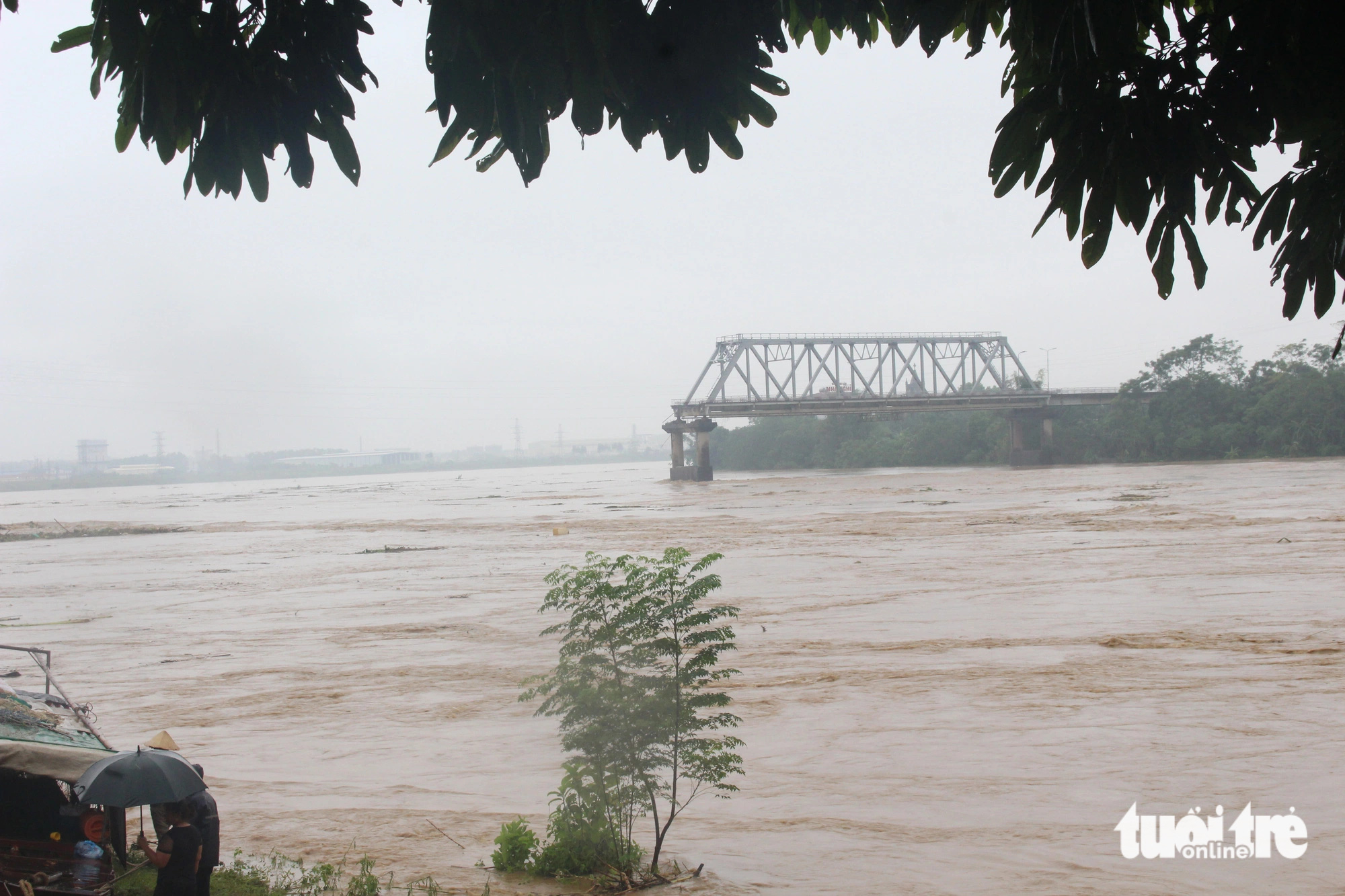 Turbulent water flows through the remaining span of the collapsed Phong Chau Bridge in Phu Tho Province, September 10, 2024. Photo: Duong Lieu / Tuoi Tre