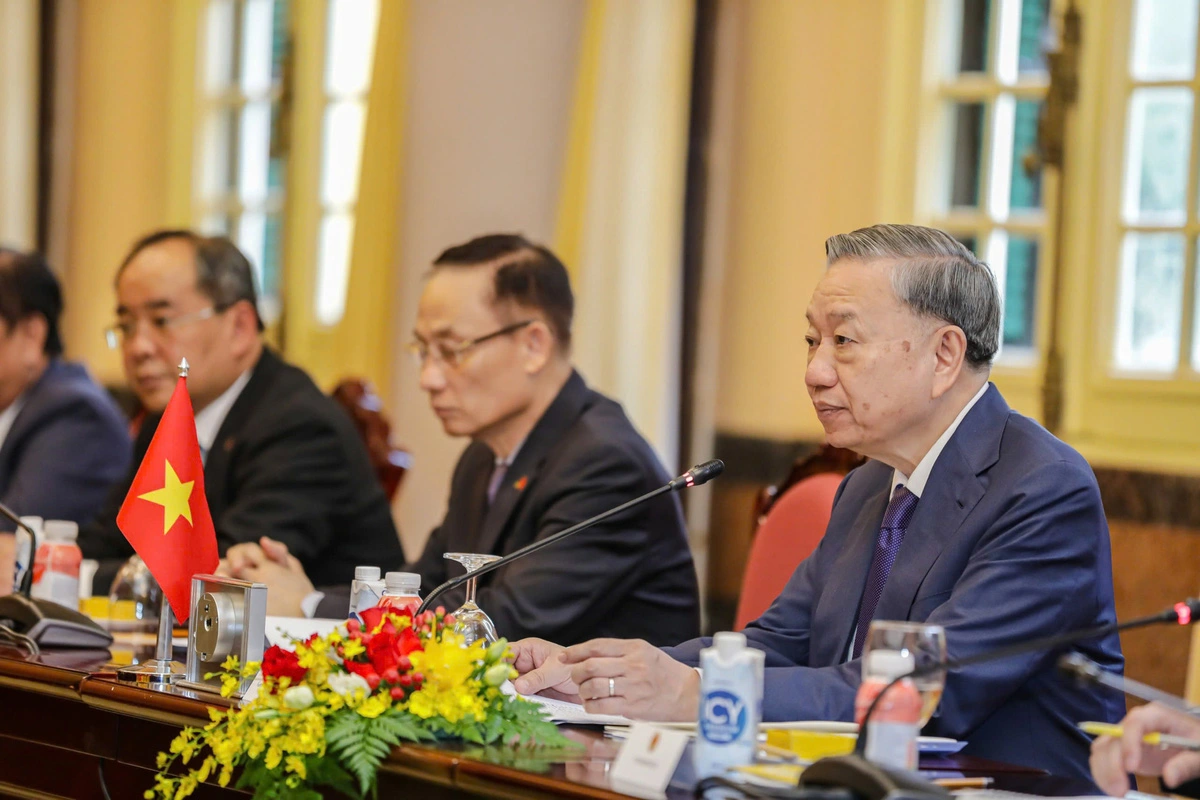 Vietnam’s Party General Secretary and State President To Lam (R, 1st), along with other Vietnamese officials, is seen at his talks with Mozambican President Filipe Nyusi in Hanoi, September 9, 2024. Photo: Danh Khang