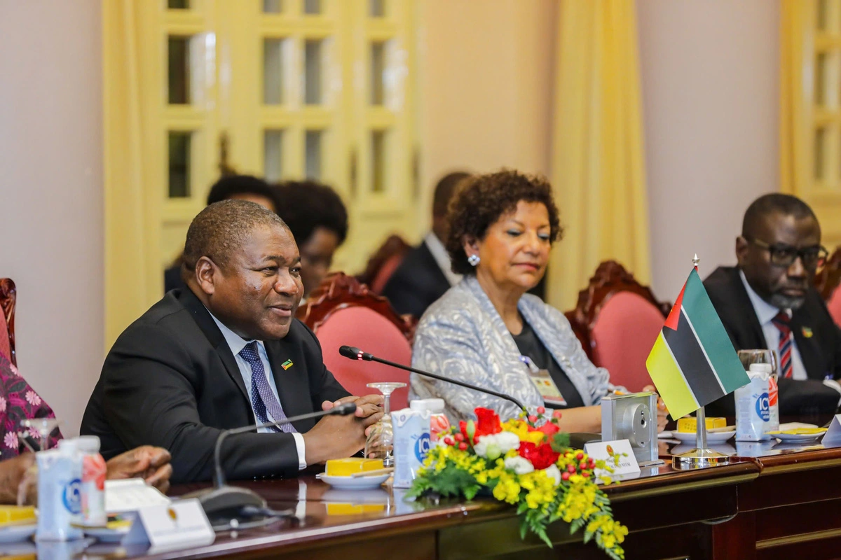 Mozambican President Filipe Nyusi (L), along with other Mozambican officials, is seen at his talks with Vietnamese Party General Secretary and State President To Lam in Hanoi, September 9, 2024. Photo: Danh Khang