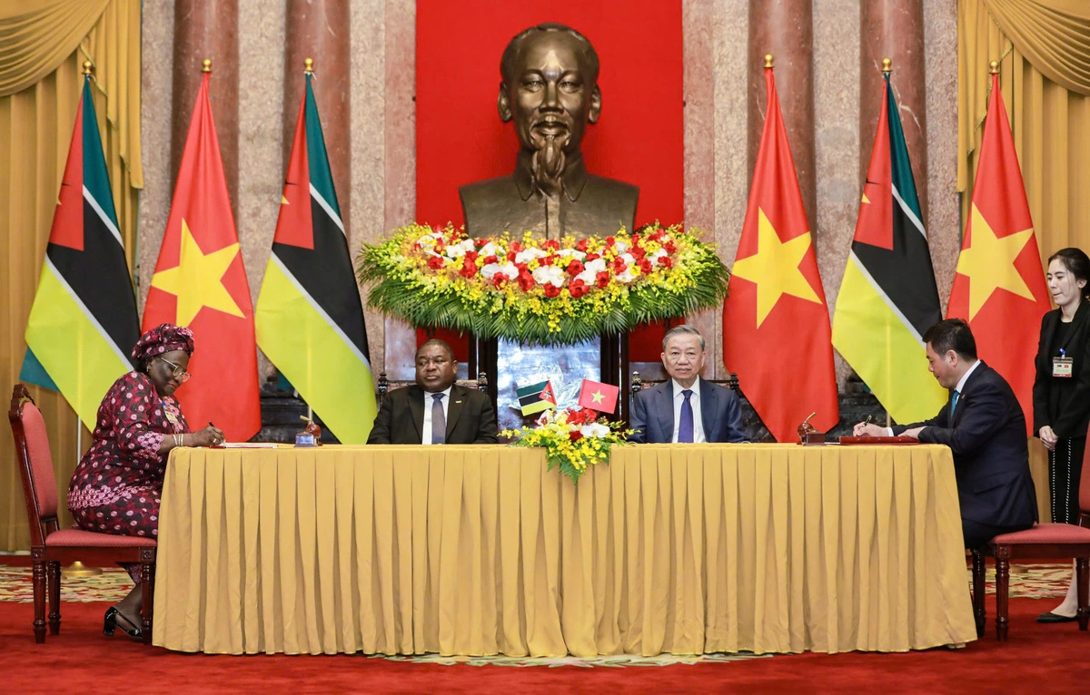 Mozambican President Filipe Nyusi (L, 2nd) and Vietnamese Party General Secretary and State President To Lam (L, 3rd) witness the signing of one of the two memoranda of understanding between the two countries in Hanoi, September 9, 2024. Photo: Danh Khang