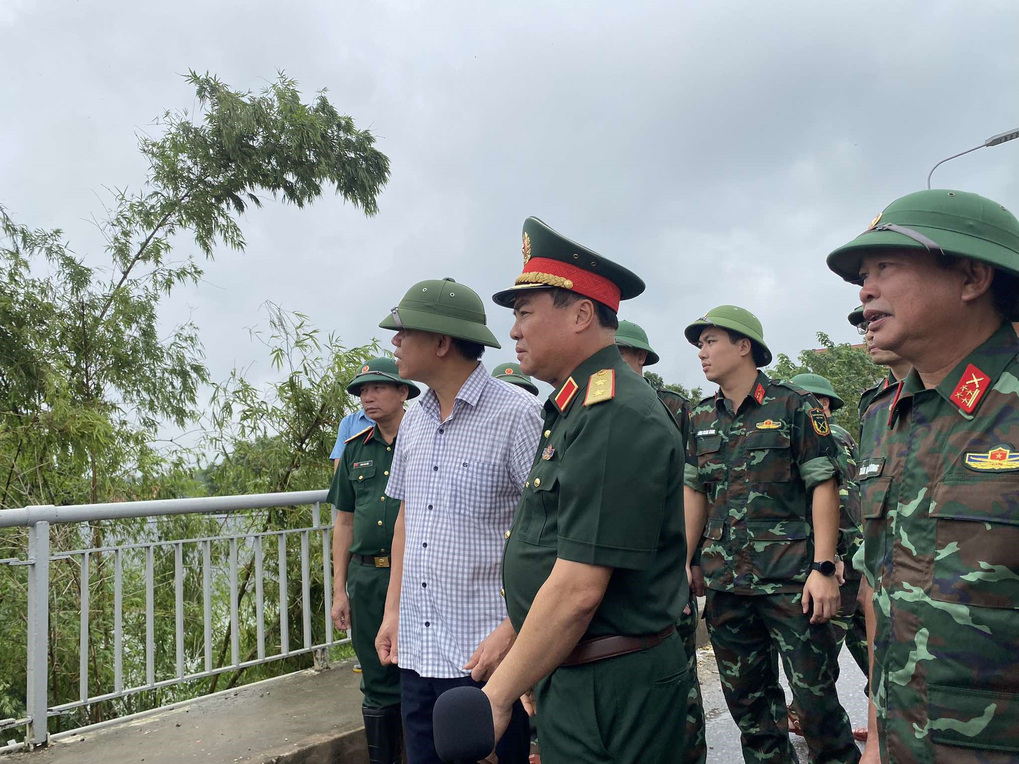 Officers are on duty at the site of the collapsed Phong Chau Bridge in Phu Tho Province, September 10, 2024. Photo: Duong Lieu / Tuoi Tre