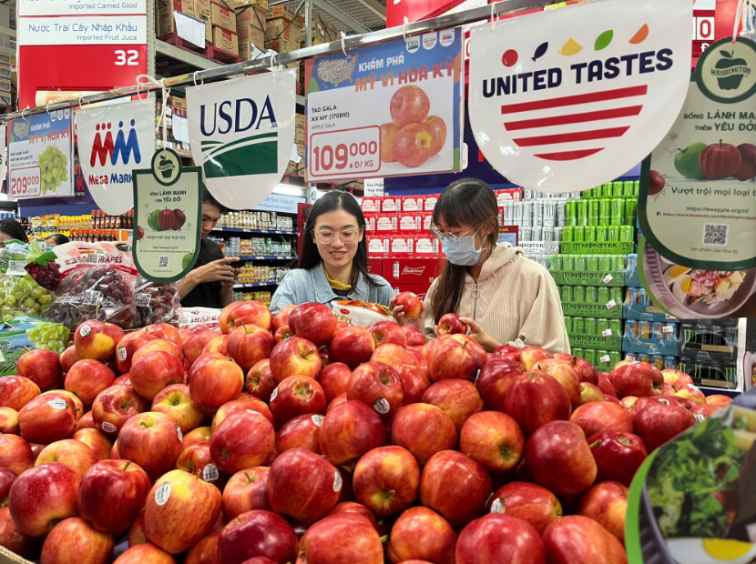 Consumers select U.S. apples at an MM Mega Market in Ho Chi Minh City. Photo: Nhu Binh / Tuoi Tre