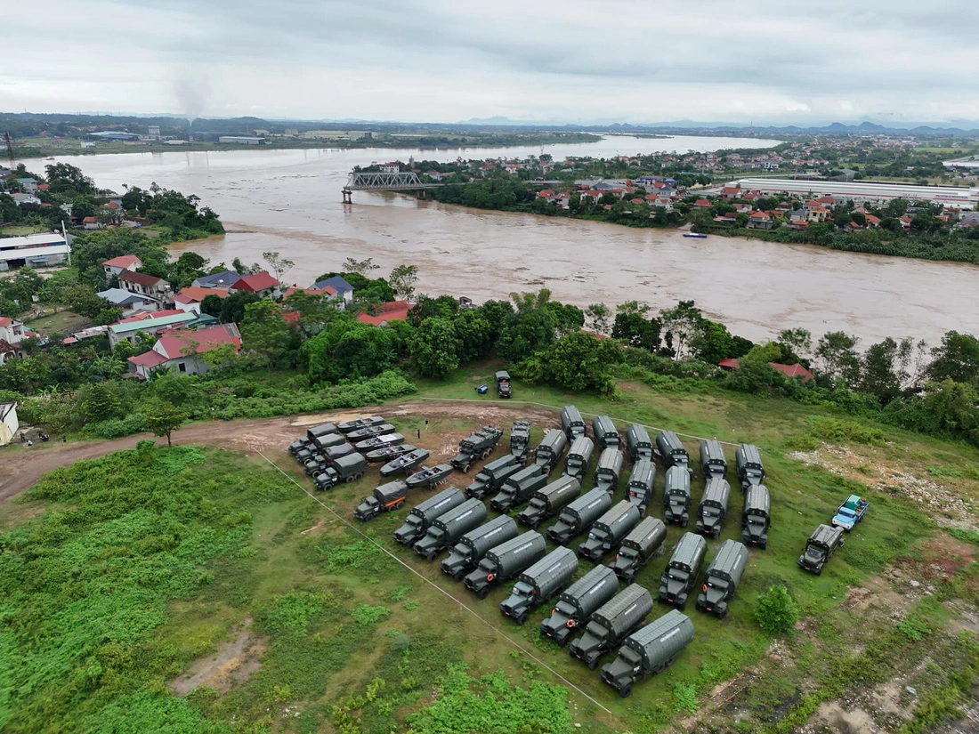 Military ready to install pontoon bridge to replace collapsed bridge in northern Vietnam