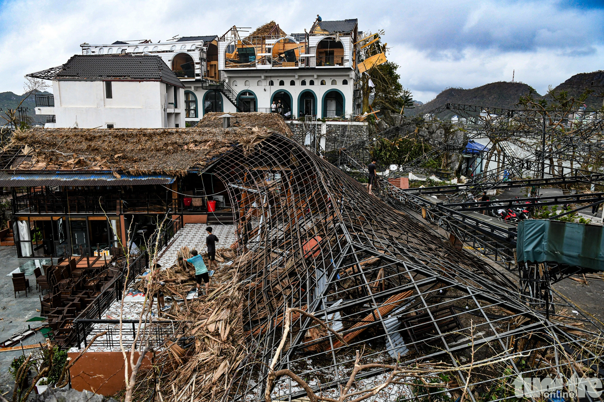 The typhoon has damaged restaurants, hotels, and high-end resorts in Cat Ba Town, Cat Hai District, Hai Phong City.