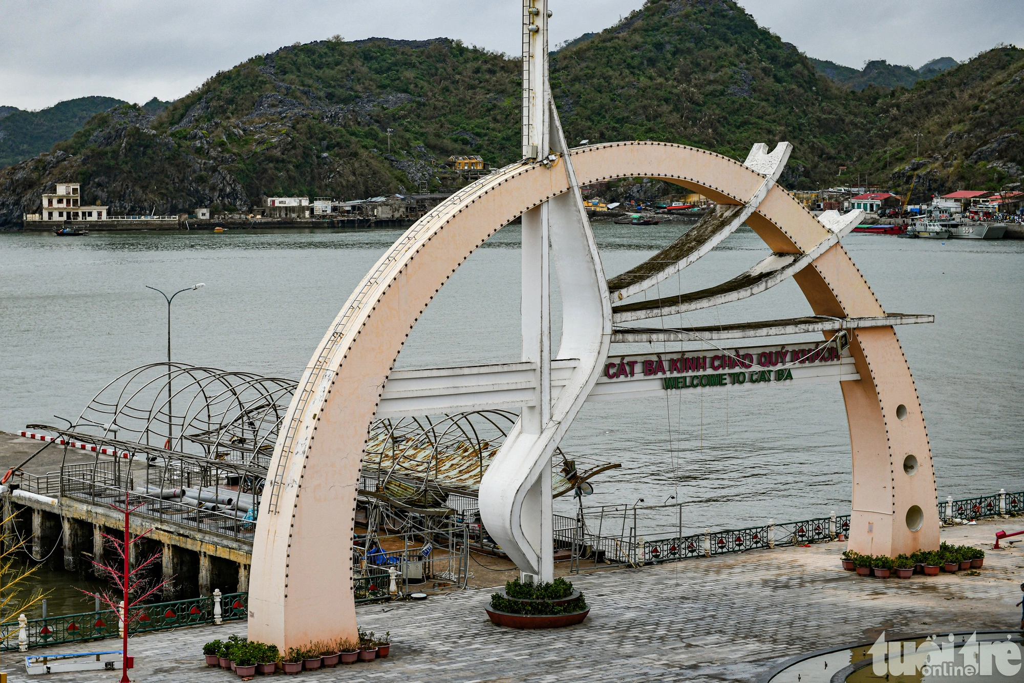 The welcome gate area in Cat Ba Town, Cat Hai District, Hai Phong City has also sustained damage.