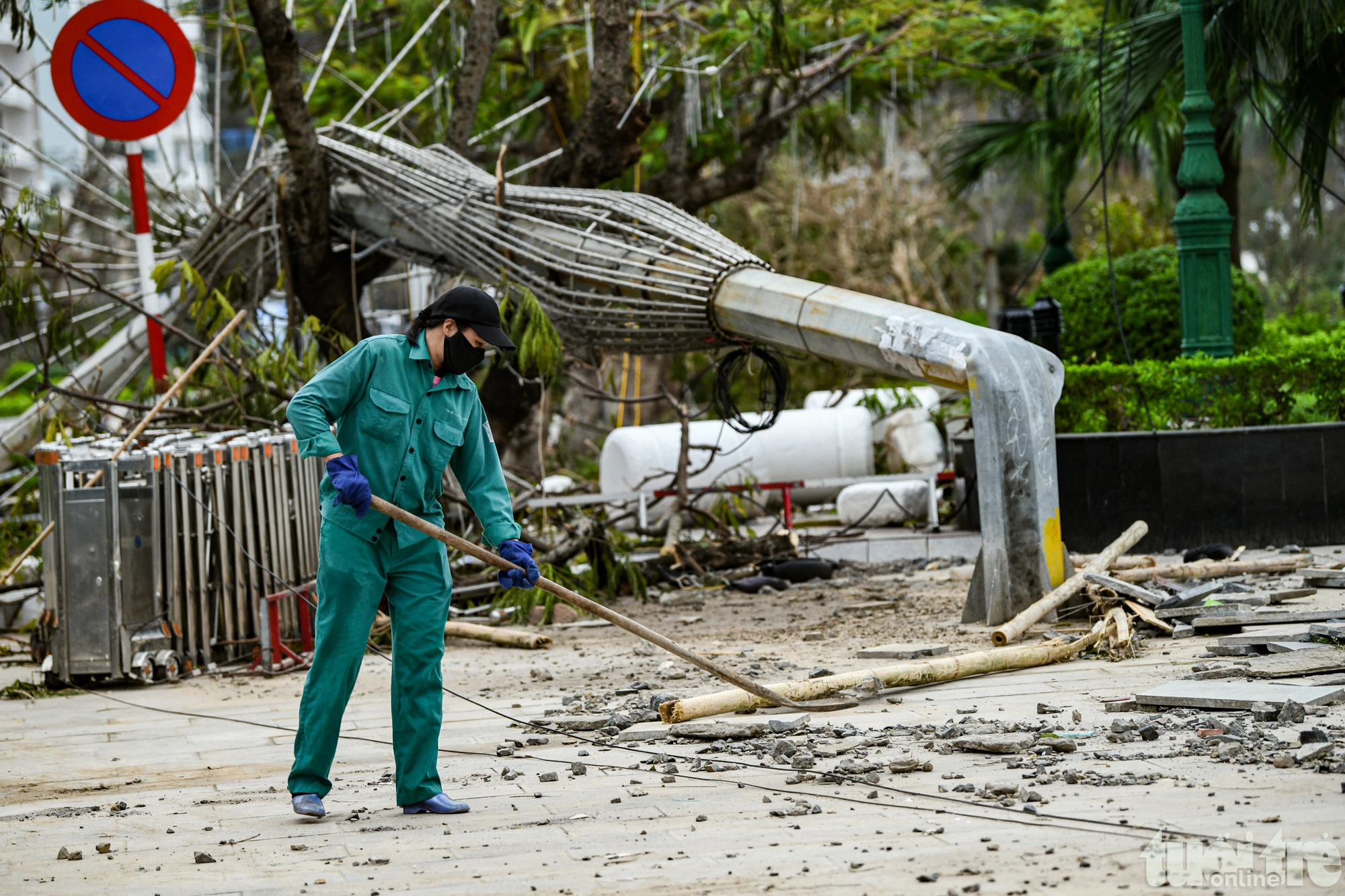 Power engineers, military officers, and sanitation workers deal with the aftermath of typhoon Yagi in Cat Ba Town, Cat Hai District, Hai Phong City.