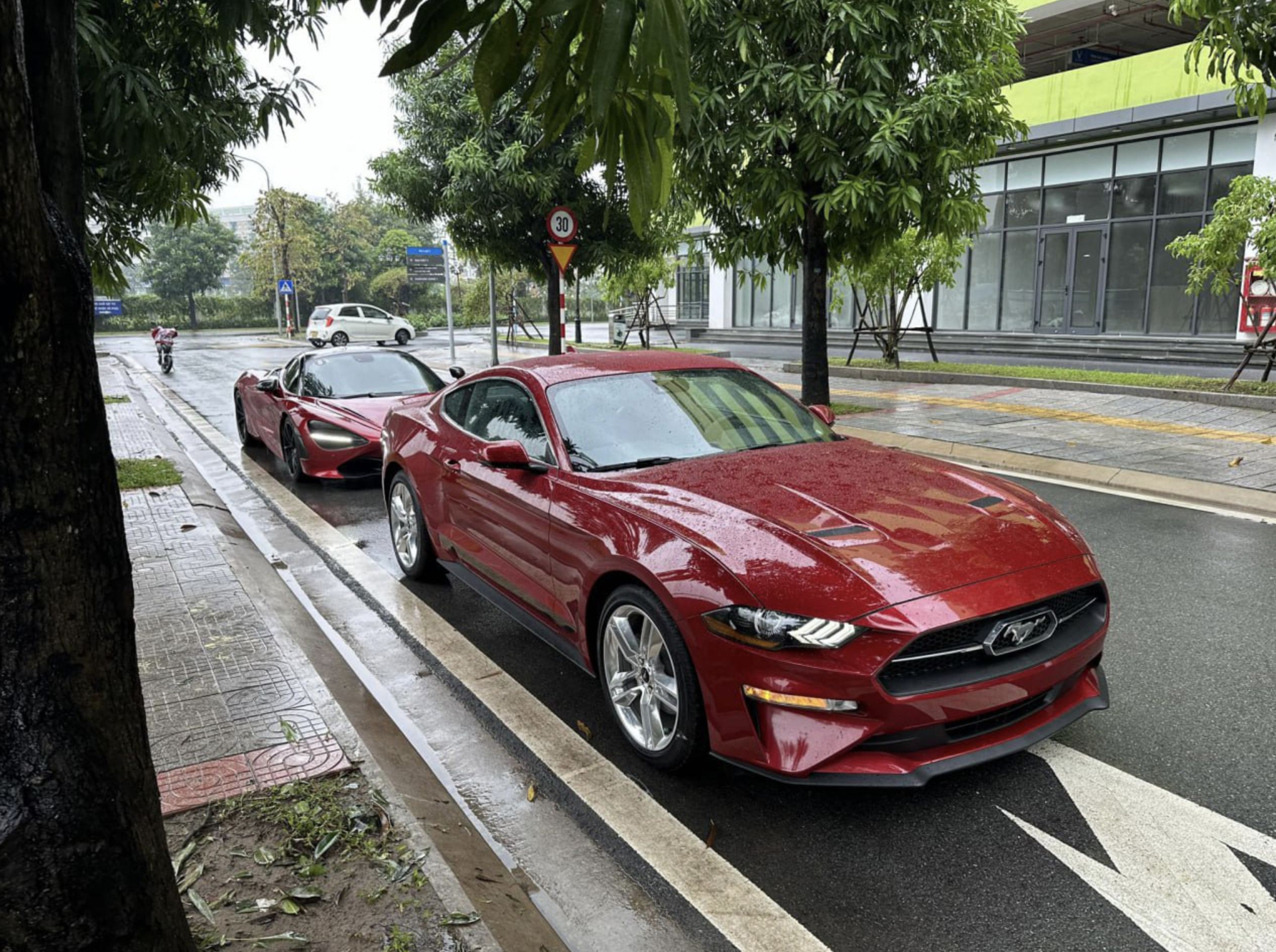 A McLaren 720S and a Ford Mustang are en route to the shelter. The McLaren 720S, a sports car designed and manufactured by British automobile manufacturer McLaren Automotive, has a 4.0L twin-turbocharged V8 engine that can produce 720 horsepower and 770 Nm of torque. A McLaren 720S car is priced at over VND20 billion (US$814,170). Photo: Tong Duc Do