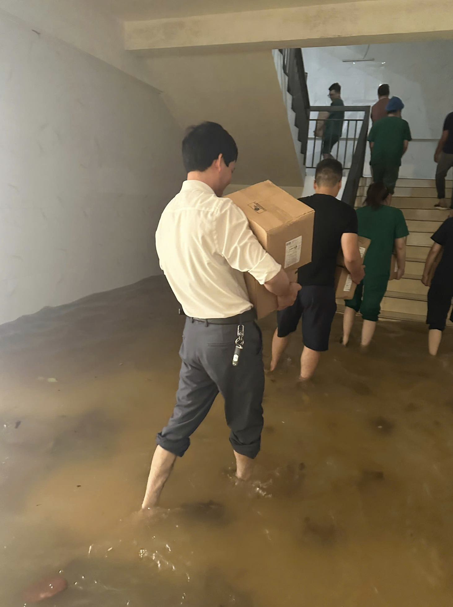 Medical workers relocate medical equipment and tools as a section of Phuong Bac General Hospital in Tuyen Quang Province is inundated due to heavy rains. Photo: Phuong Bac General Hospital