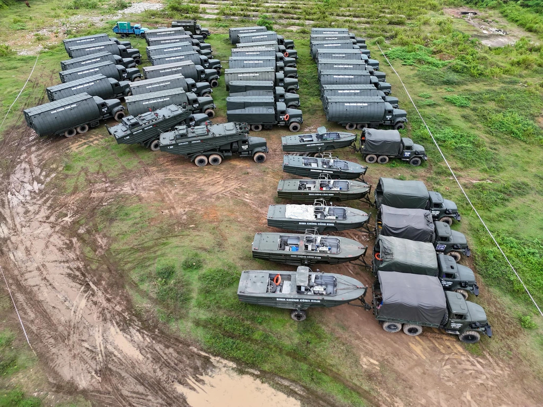 As many as 78 pieces of machines and equipment are brought to the area of the Phong Chau Bridge in Phu Tho Province. Photo: N.H. / Tuoi Tre