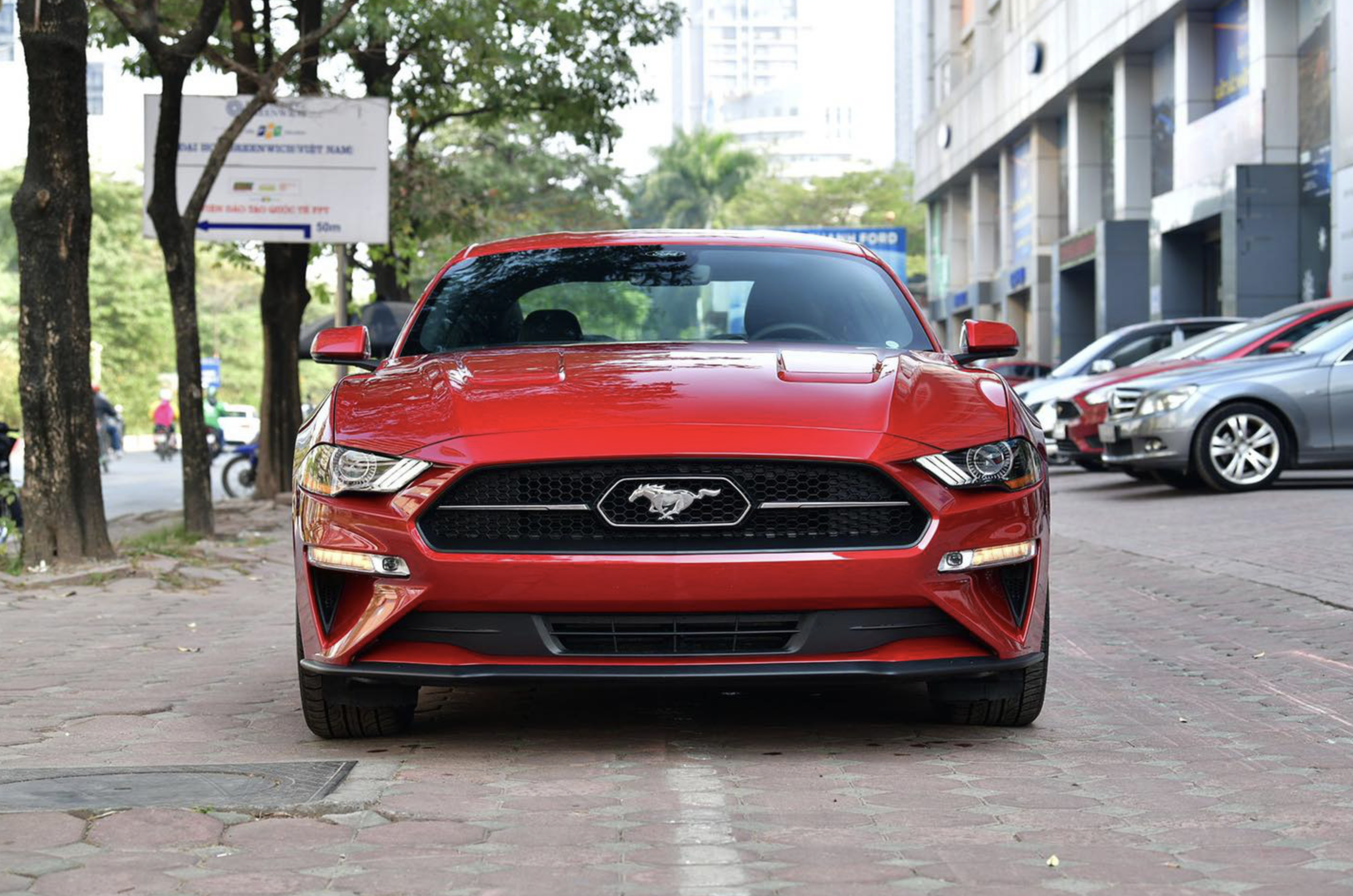 The Ecoboost version of the Ford Mustang manufactured in 2021 is powered by a 2.3L turbocharged 4-cylinder engine with 310 horsepower and 434 Nm of torque. Each Ford Mustang car sells for nearly VND3 billion ($81,600). Photo: Tong Duc Do