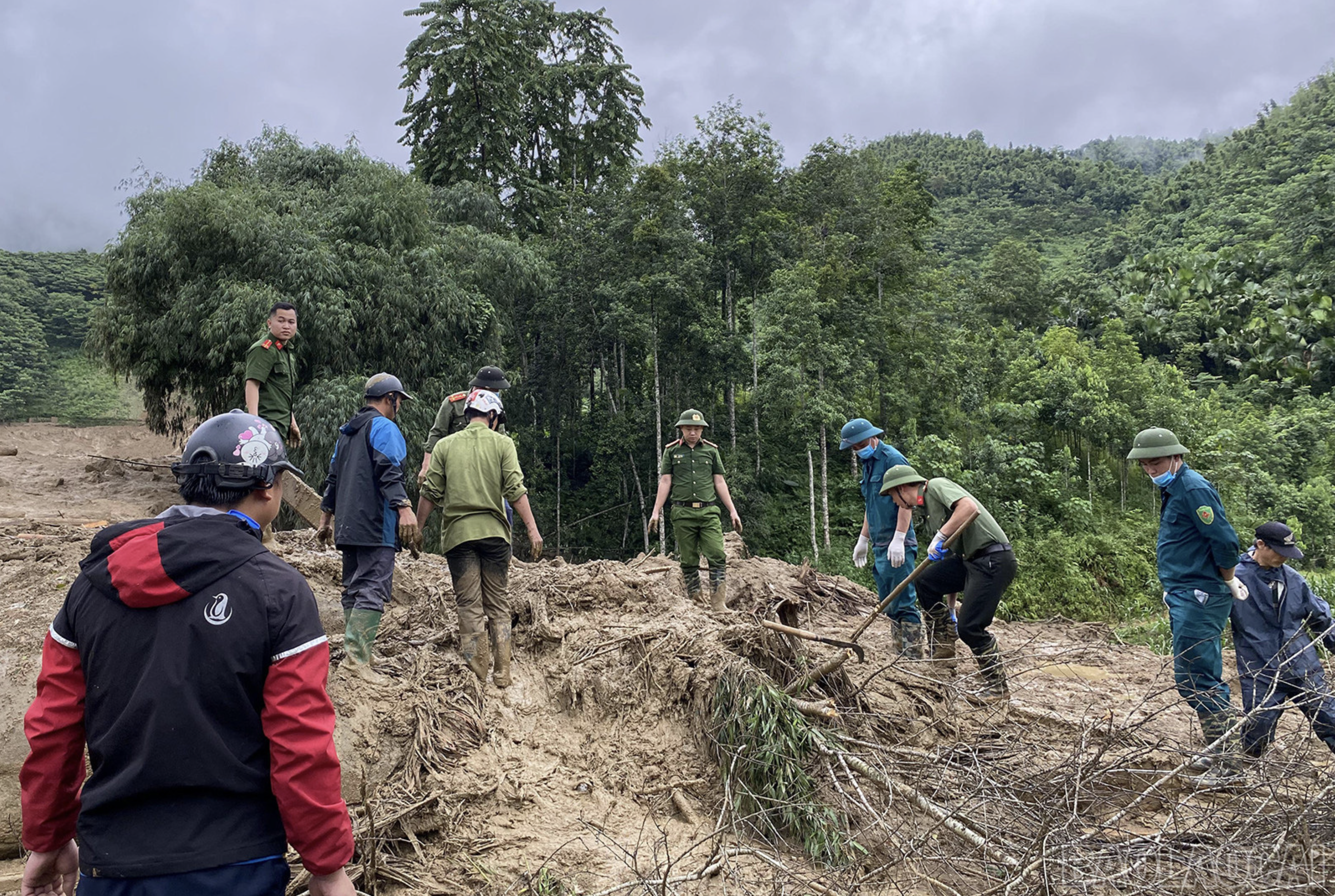 Rescuers enhance efforts to search for those missing from a flash flood in Lao Cai Province. Photo: Lao Cai Newspaper