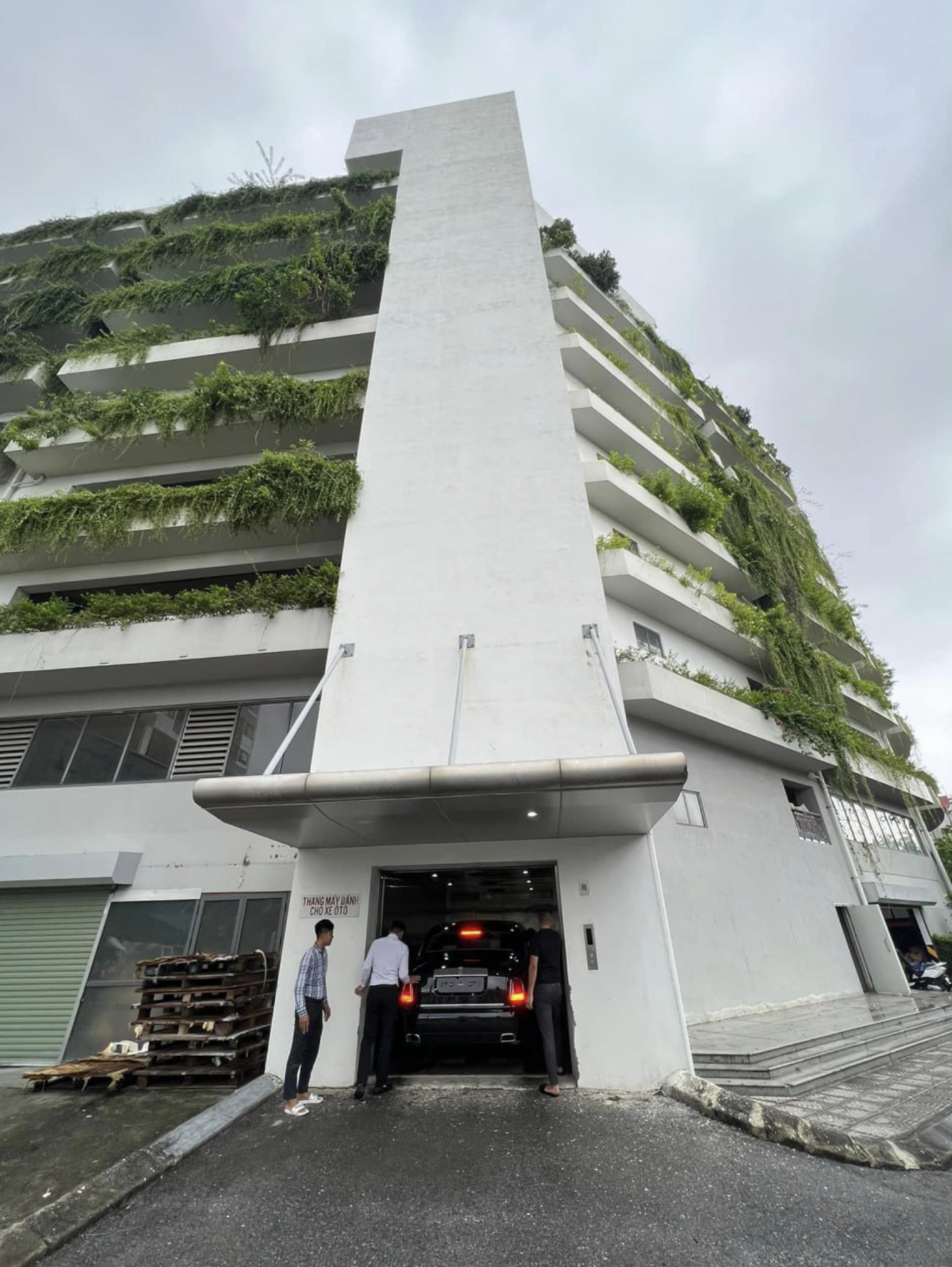 A Rolls-Royce Phantom Series II car drives into an elevator. Photo: Photo: Ha Dat