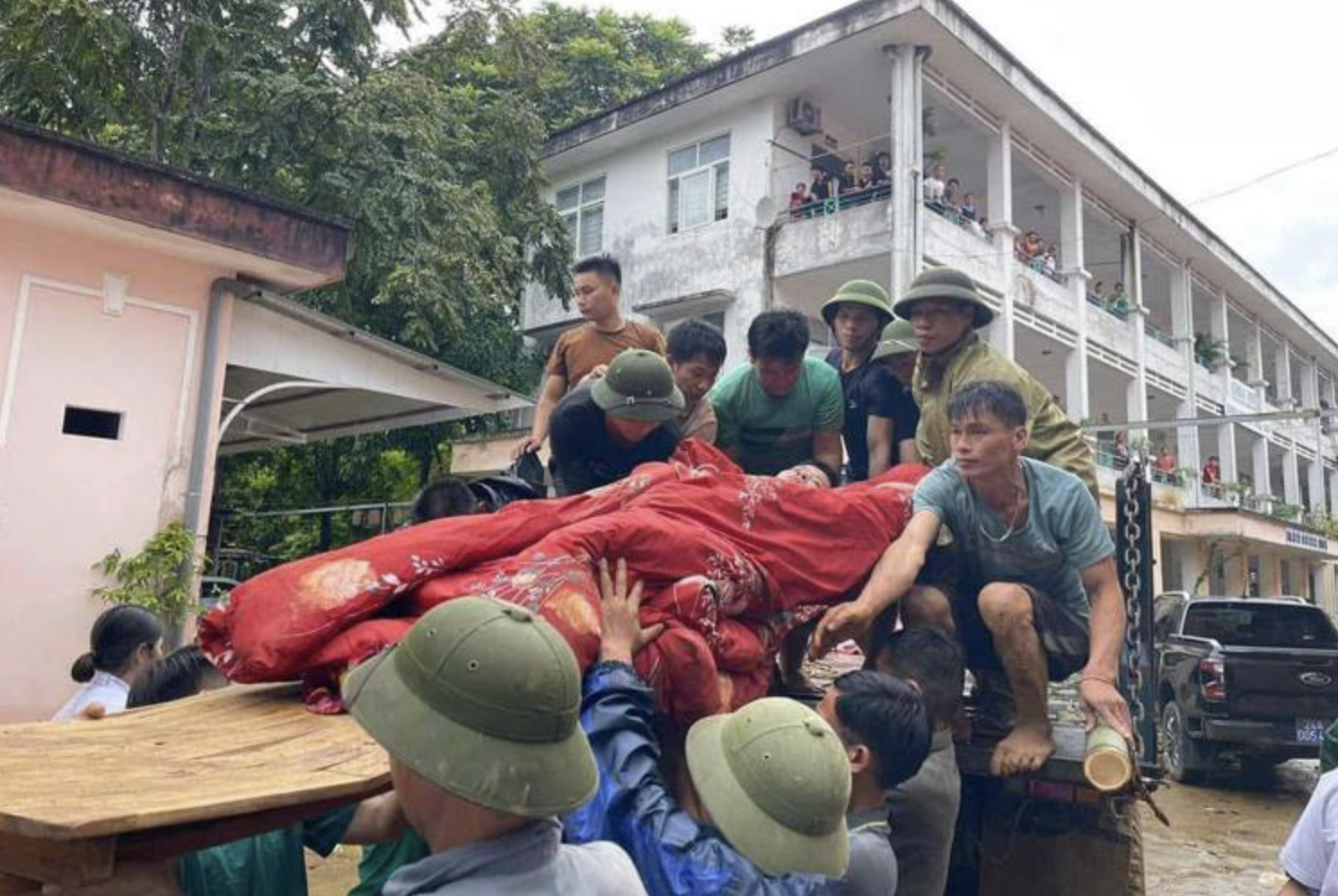 A victim of a flash flood is transported to Bao Yen District General Hospital in Lao Cai Province. Photo: Bao Yen District General Hospital