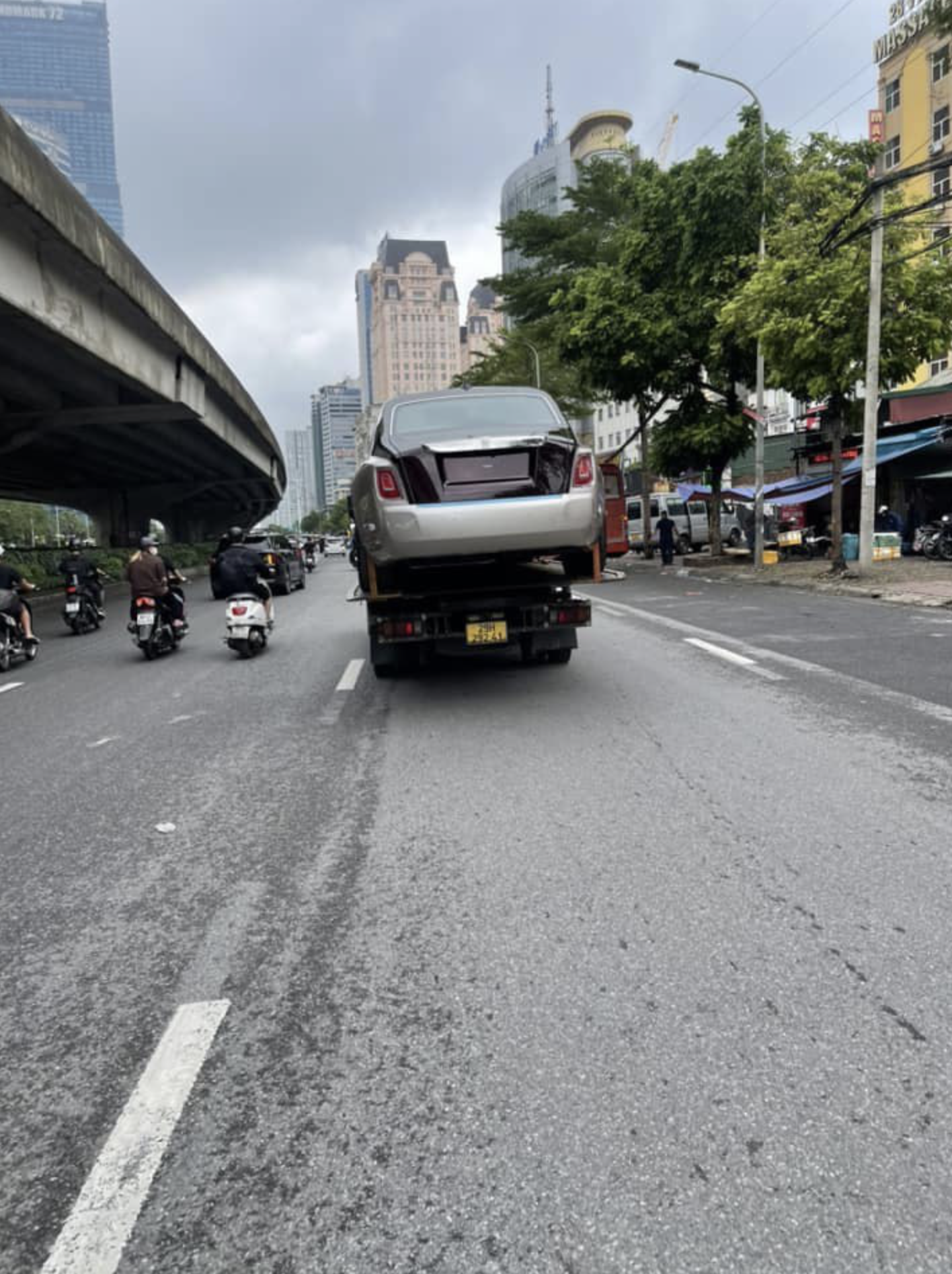 A Rolls-Royce car is transferred to a safer place as several areas in Hanoi face severe flooding. Photo: Tong Duc Do