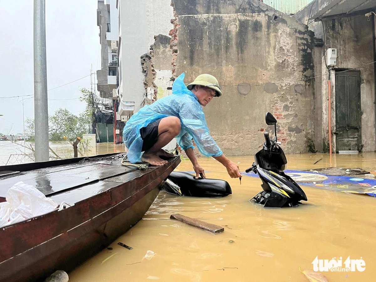 Red River rises to 10.76 meters, exacerbating Hanoi flooding