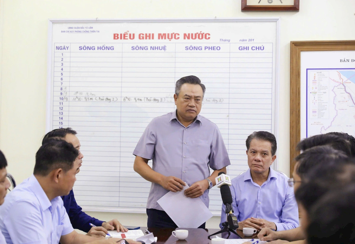 Chairman of Hanoi Tran Sy Thanh speaks at a meeting held in Bac Tu Liem District on September 10, 2024 to deal with serious flooding caused by the rapid rise of the Red River in Hanoi, northern Vietnam. Photo: Hanoi City People’s Committee.