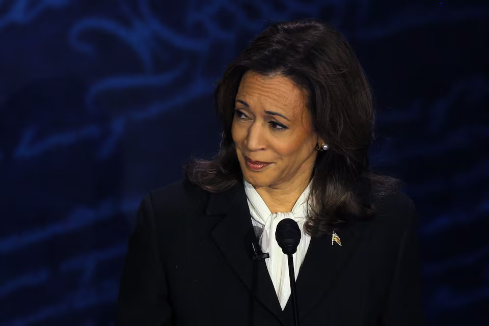 [6/8]Democratic presidential nominee, U.S. Vice President Kamala Harris listens during a presidential debate hosted by ABC as Republican presidential nominee, former U.S. President Donald Trump speaks, in Philadelphia, Pennsylvania, U.S., September 10, 2024. Photo: Reuters