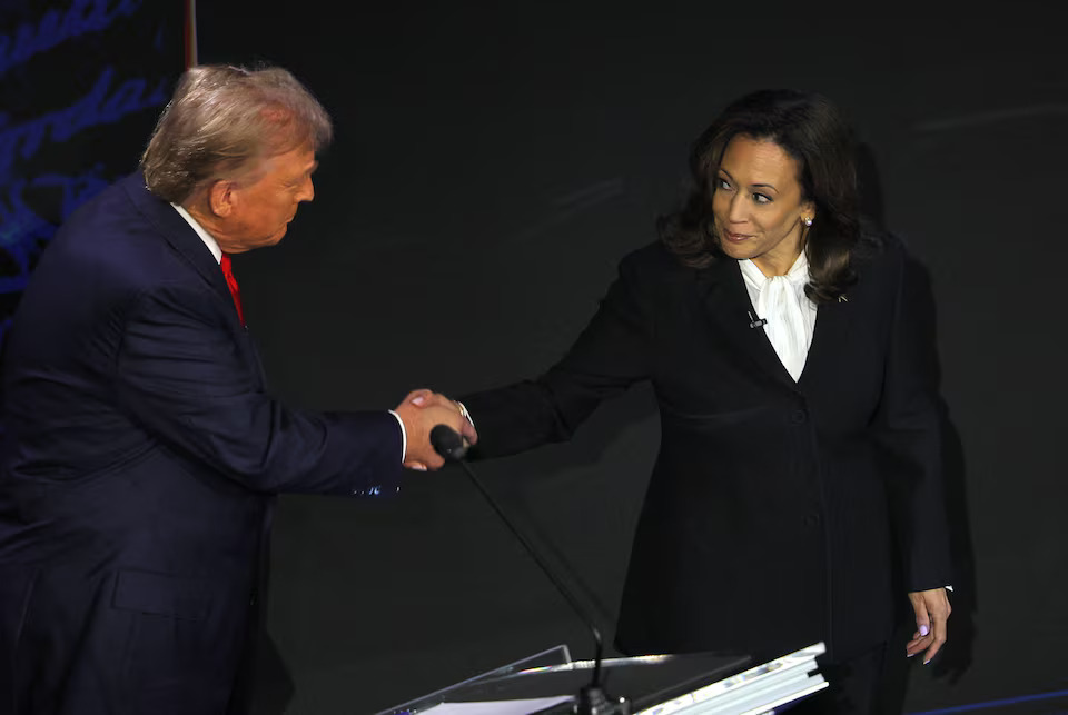 [2/8]Republican presidential nominee, former U.S. President Donald Trump and Democratic presidential nominee, U.S. Vice President Kamala Harris shake hands as they attend a presidential debate hosted by ABC in Philadelphia, Pennsylvania, U.S., September 10, 2024. Photo: Reuters