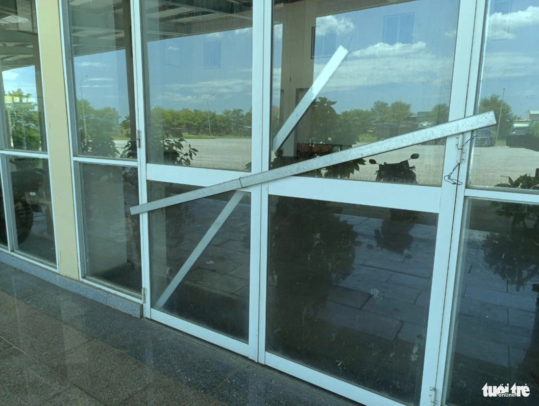 Doors are closed and locked at the Southern Intercity Bus Terminal in Da Nang, central Vietnam. Photo: Doan Cuong / Tuoi Tre