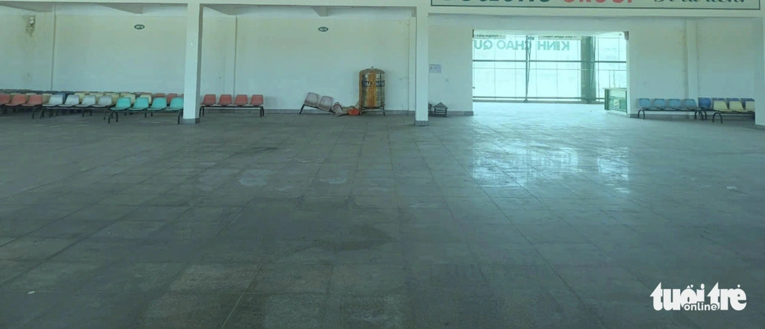 The inside of the Southern Intercity Bus Terminal in Da Nang, central Vietnam has been deserted for a long time. Photo: Doan Cuong / Tuoi Tre