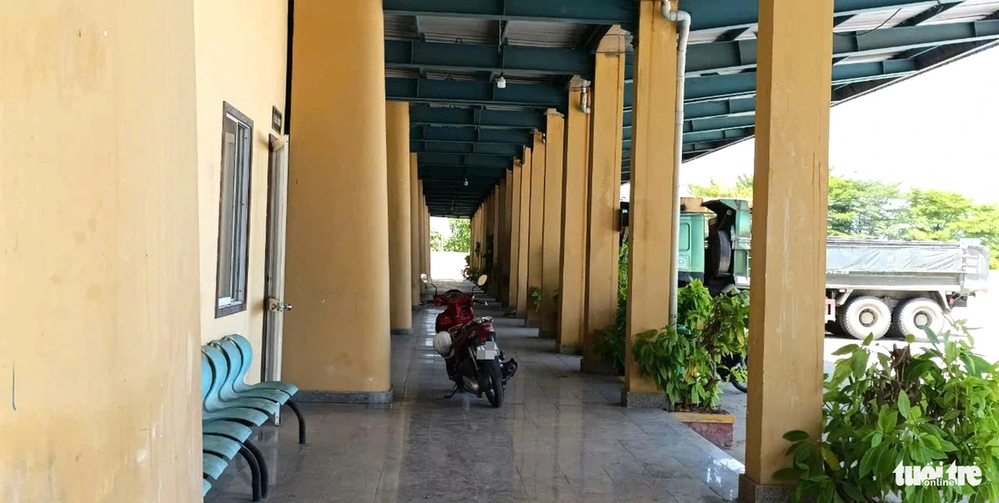 The deserted scene at the Southern Intercity Bus Terminal in Da Nang, central Vietnam. Photo: Doan Cuong / Tuoi Tre