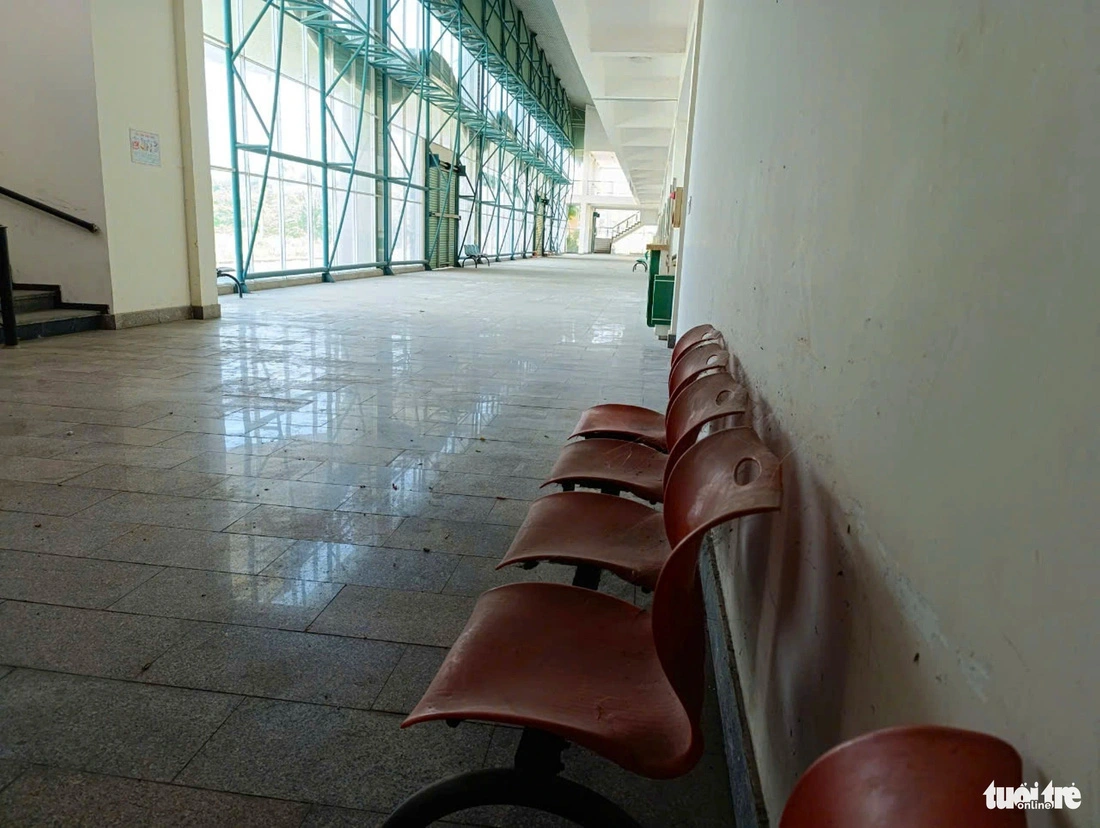 Due to prolonged disuse, many items have become dusty and damaged inside the Southern Intercity Bus Terminal in Da Nang, central Vietnam. Photo: Doan Cuong / Tuoi Tre