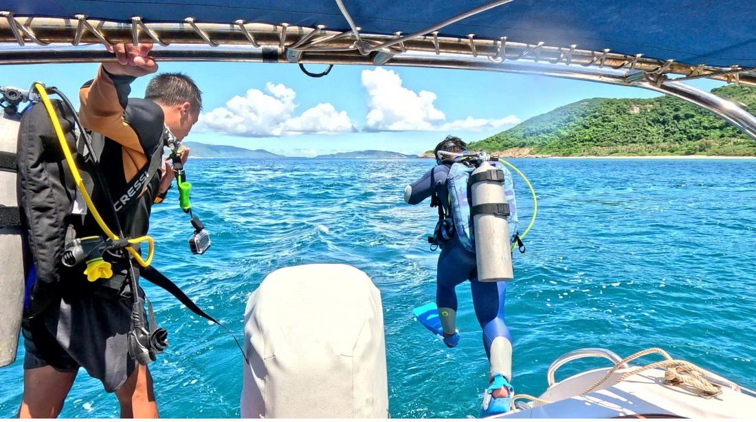 Scuba divers collect nearly 11 tonnes of waste from waters near Vietnam’s Con Dao