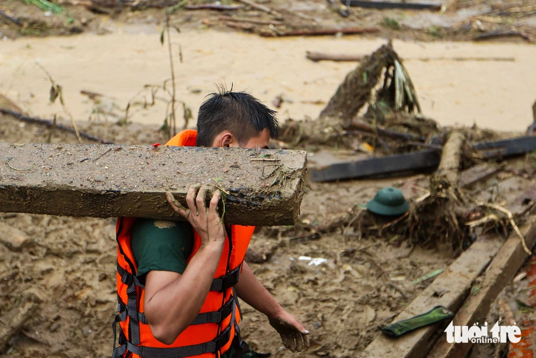 The mud is Nu Village is several meters thick, causing major complications in the resuce process. Photo: Nguyen Khanh / Tuoi Tre